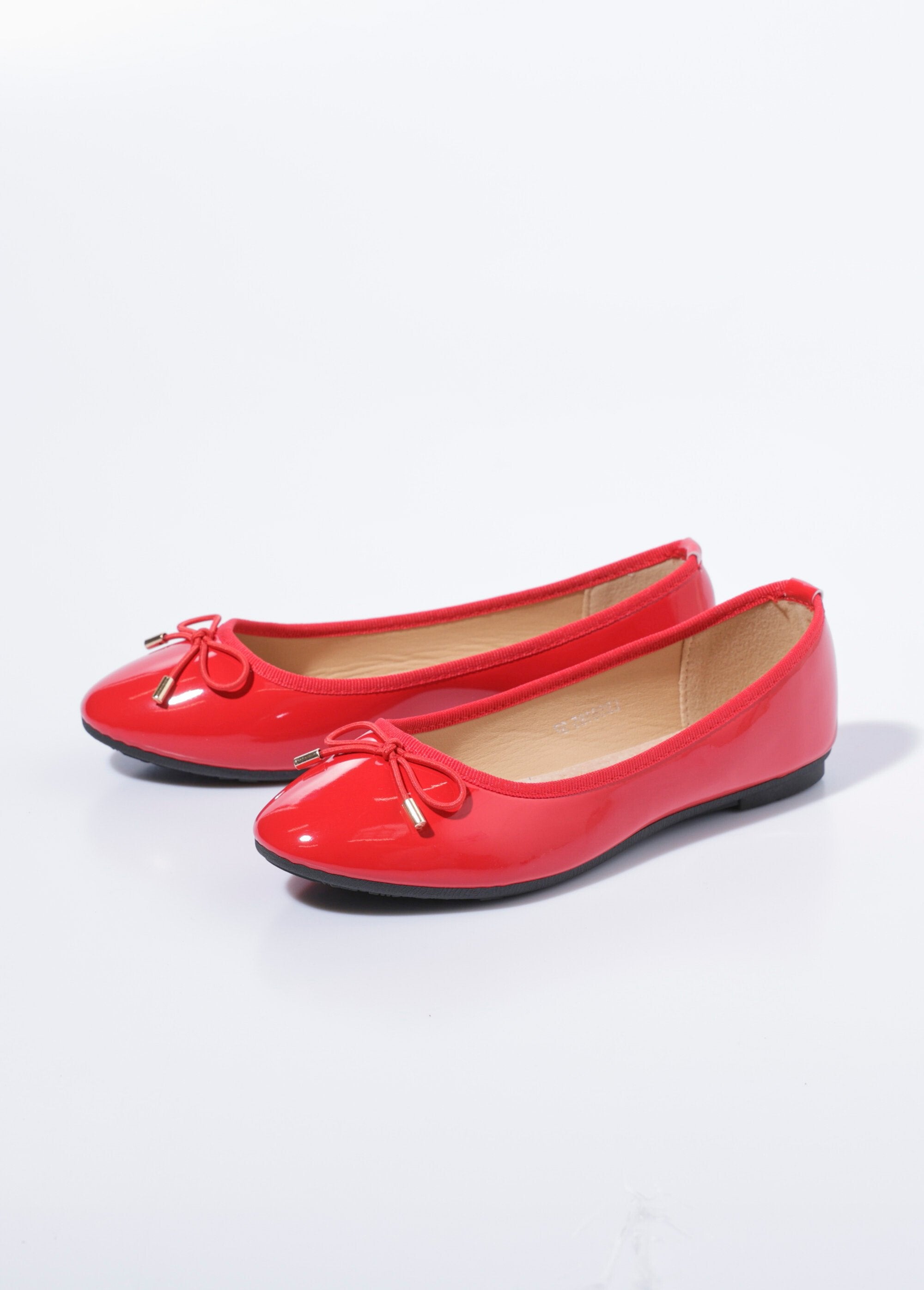 Patent_leather_flat_ballerinas_with_small_bow_Red_varnish_DE1_slim
