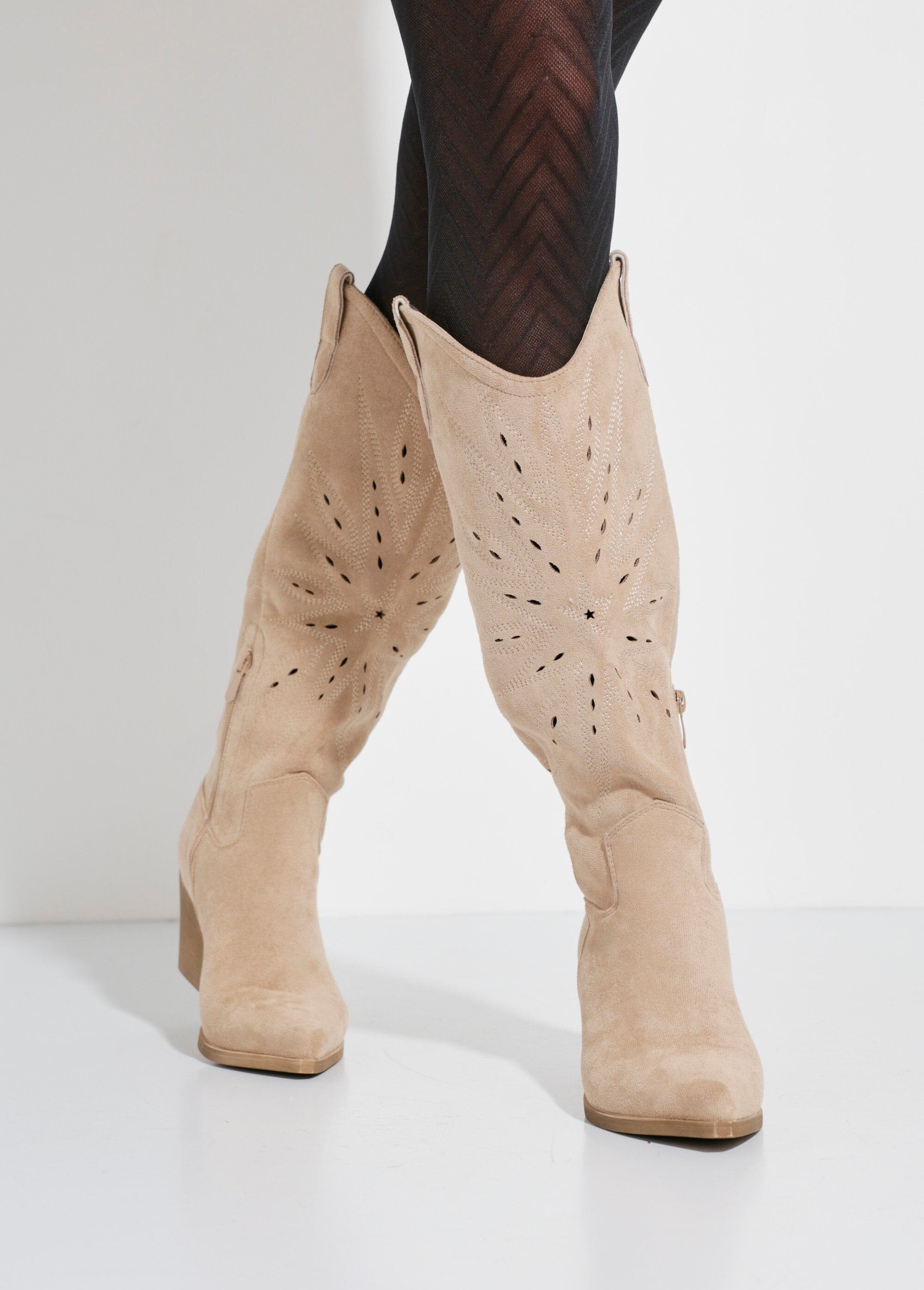 Embroidered_western_boots_with_beveled_heel_Beige_SF1_slim