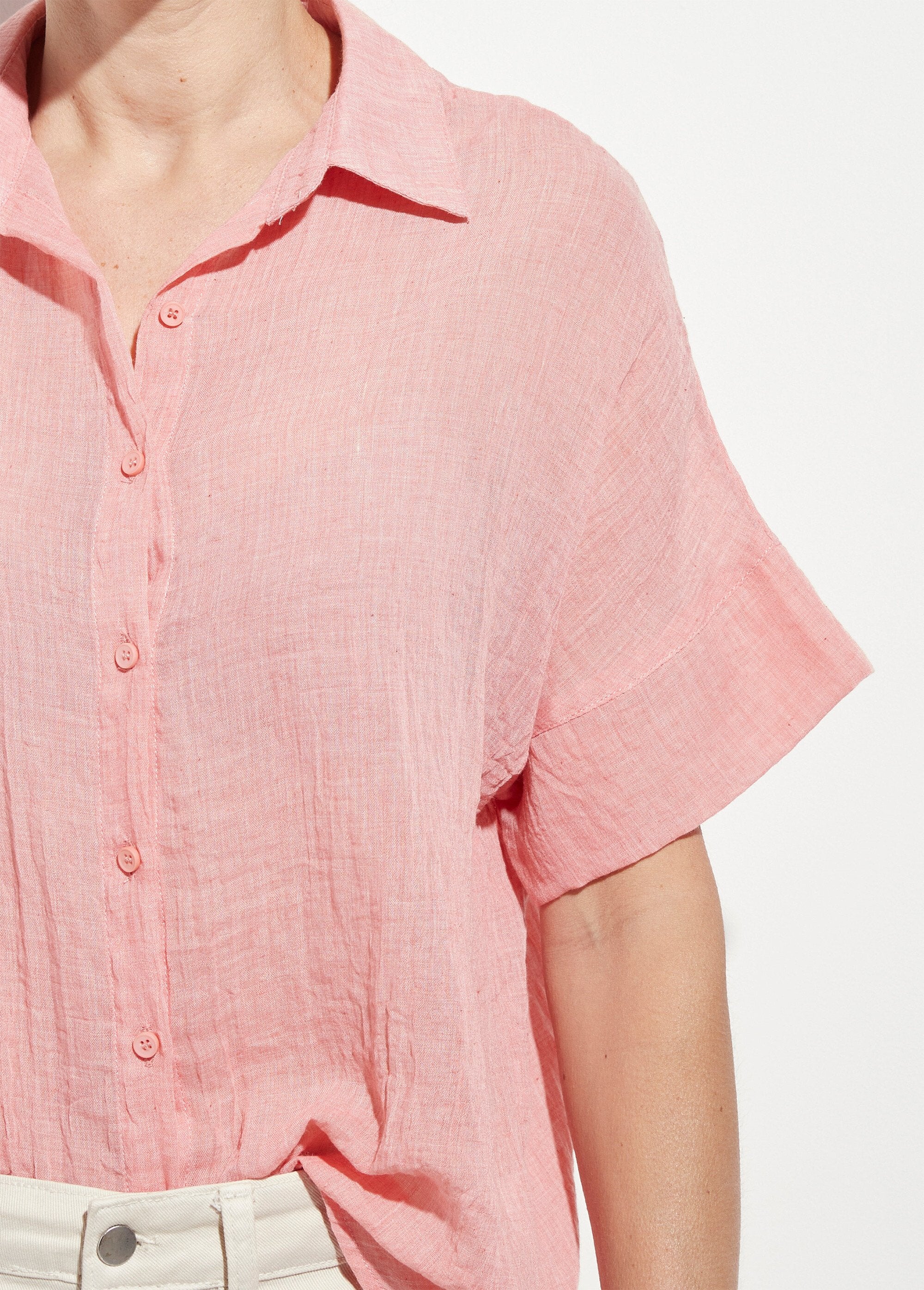 Short-sleeved_wrinkled_voile_blouse_Coral_DE1_slim