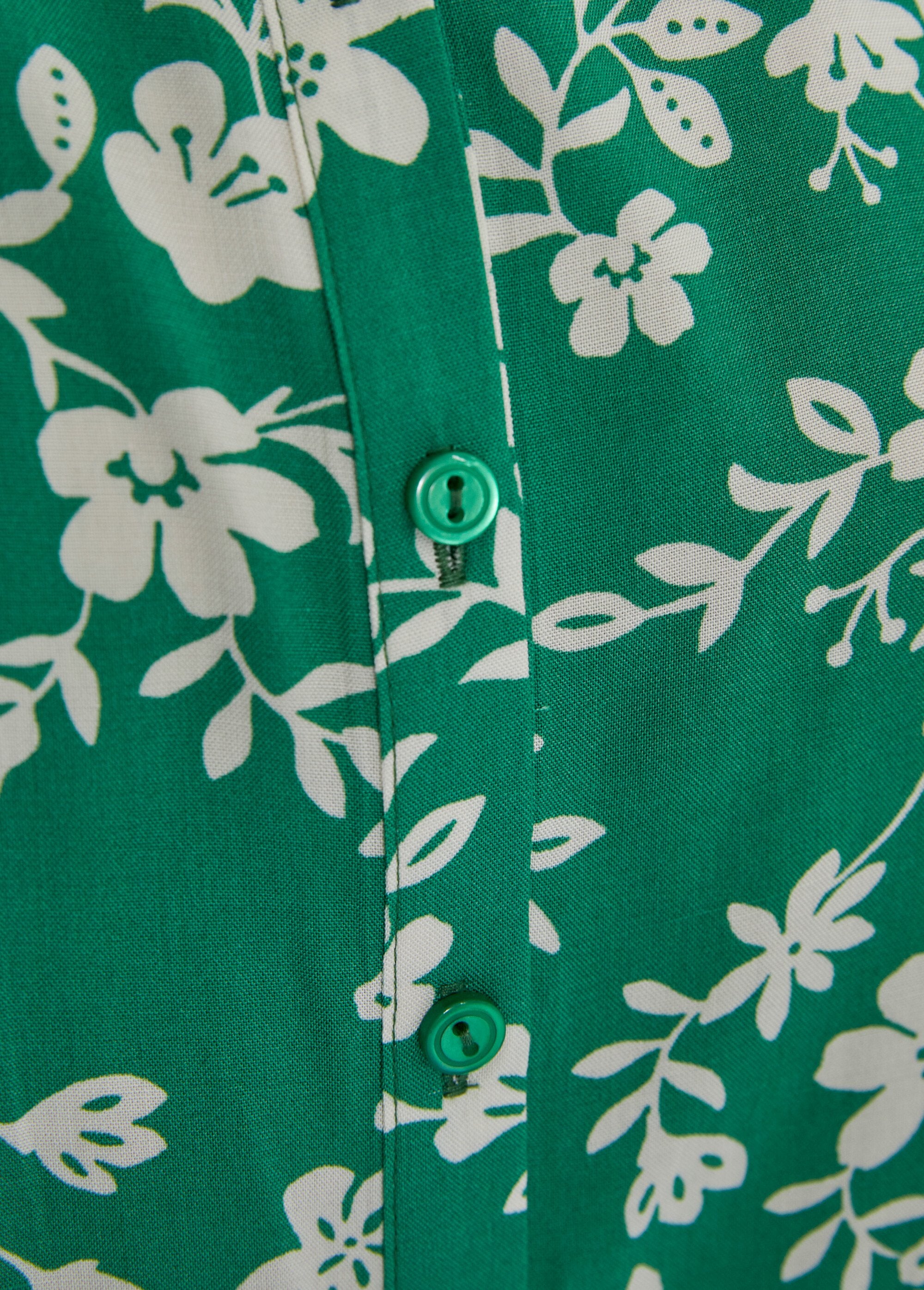 Printed_blouse_with_3/4_sleeves_and_longer_back_Green_and_white_DE2_slim