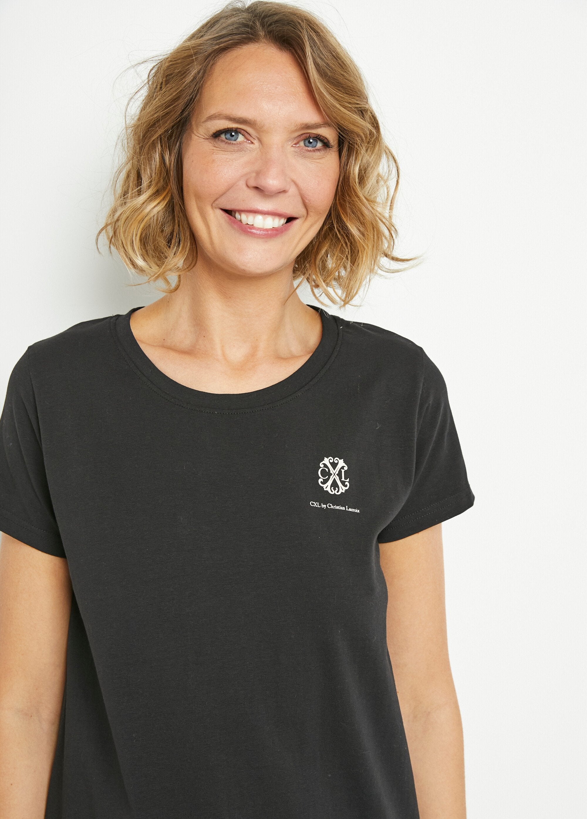 Short-sleeved_and_lace_nightie_Black_DE1_slim