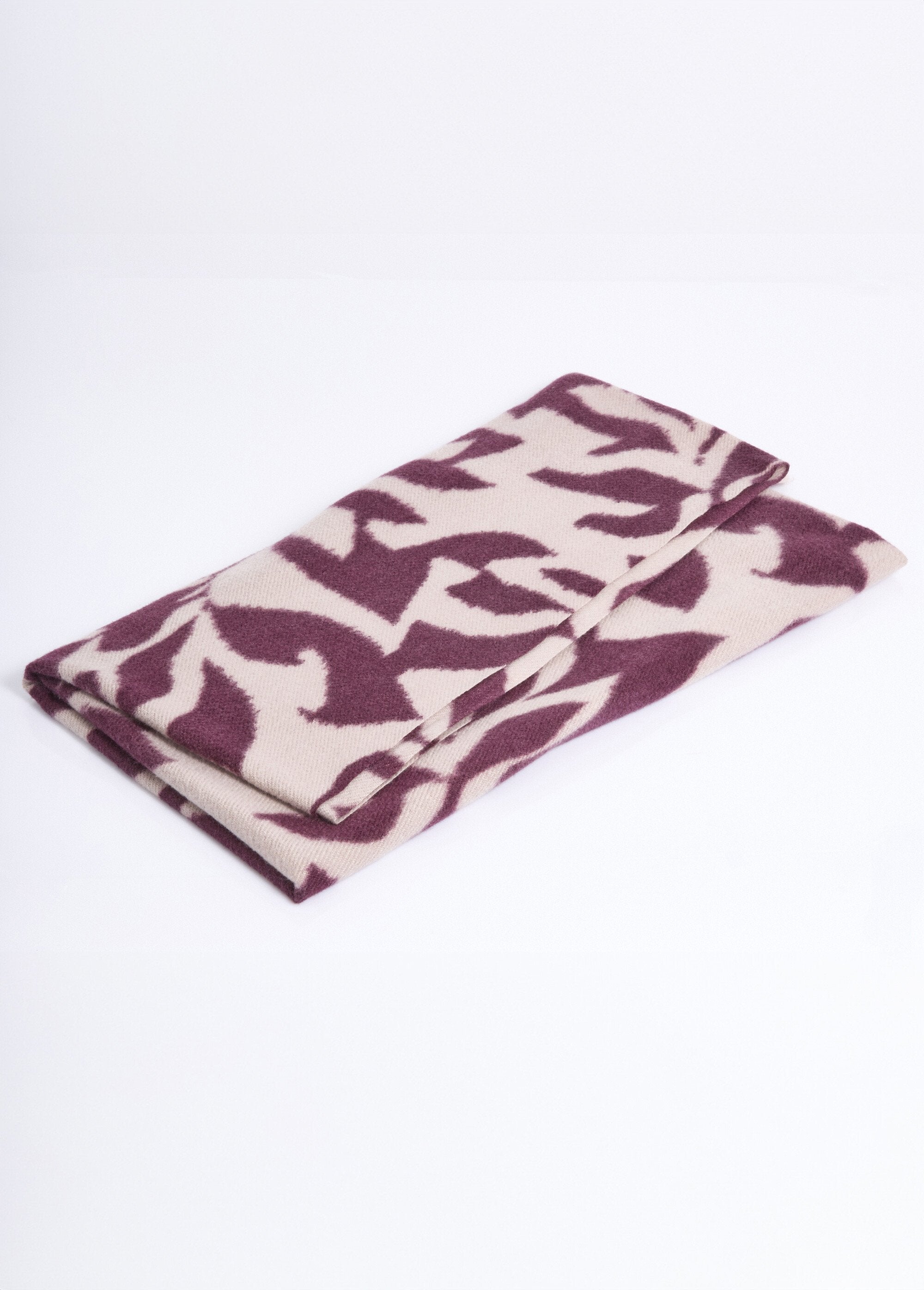 Fine_wool_scarf_with_acanthus_pattern_Bordeaux_DE1_slim