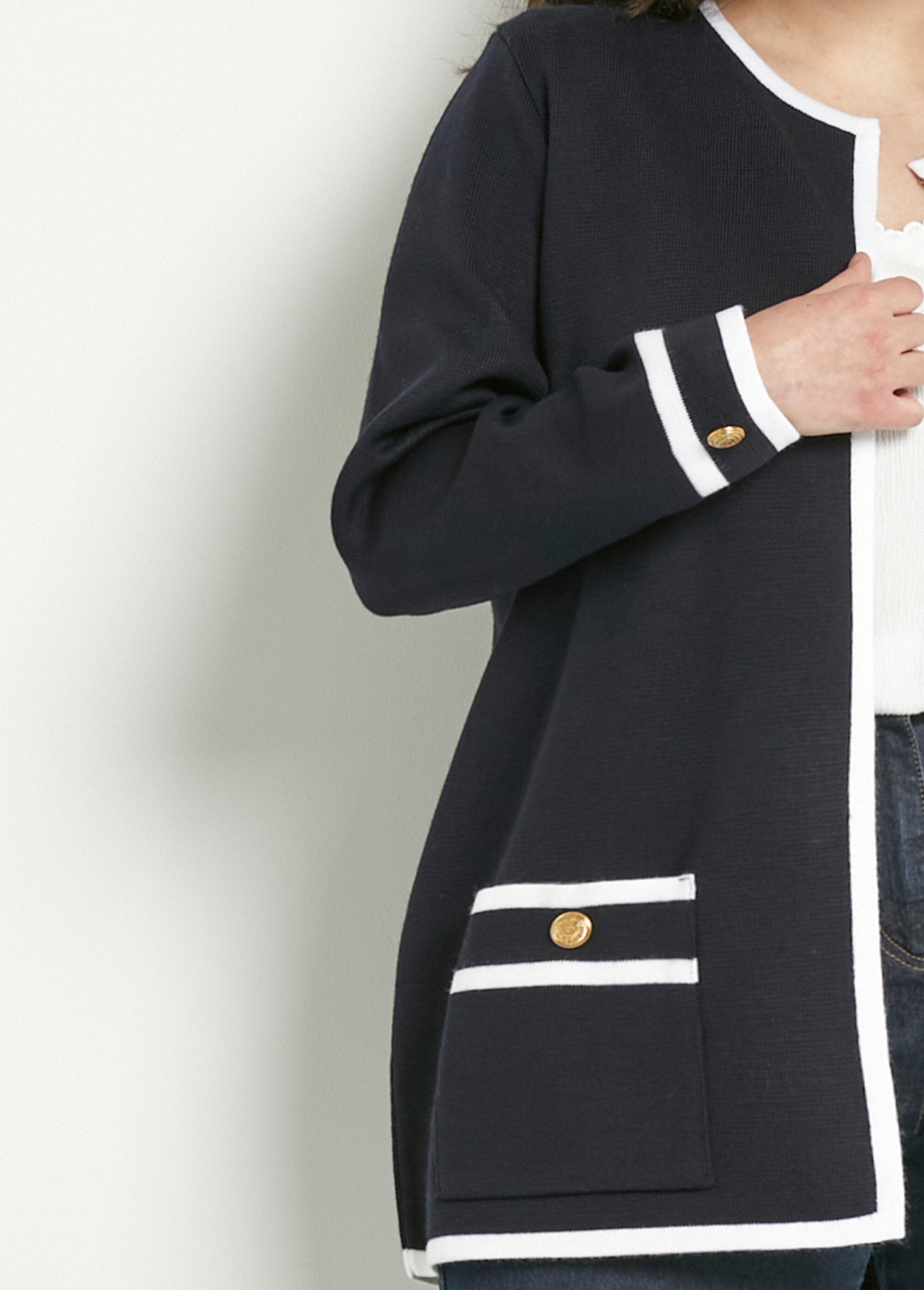 Long_edge-to-edge_vest_Marine_DE1_curvy