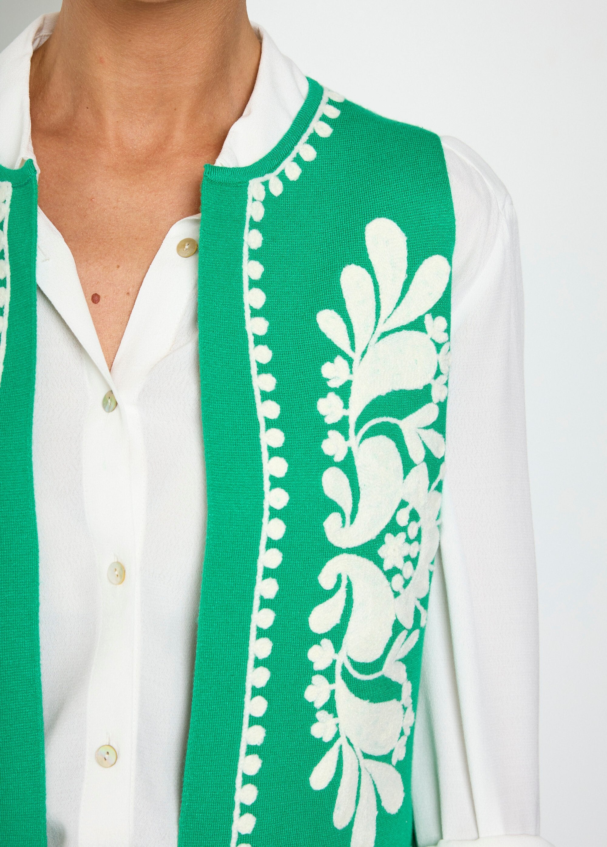 Sleeveless_knitted_and_embroidered_vest_Green_DE1_slim