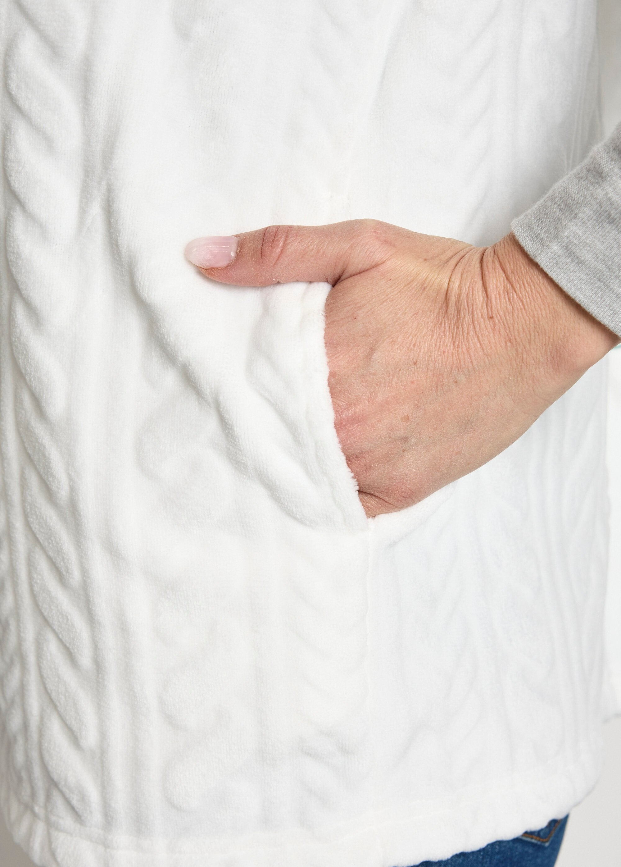 Sleeveless_zipped_fleece_vest_with_plush_feel_White_DE2_slim