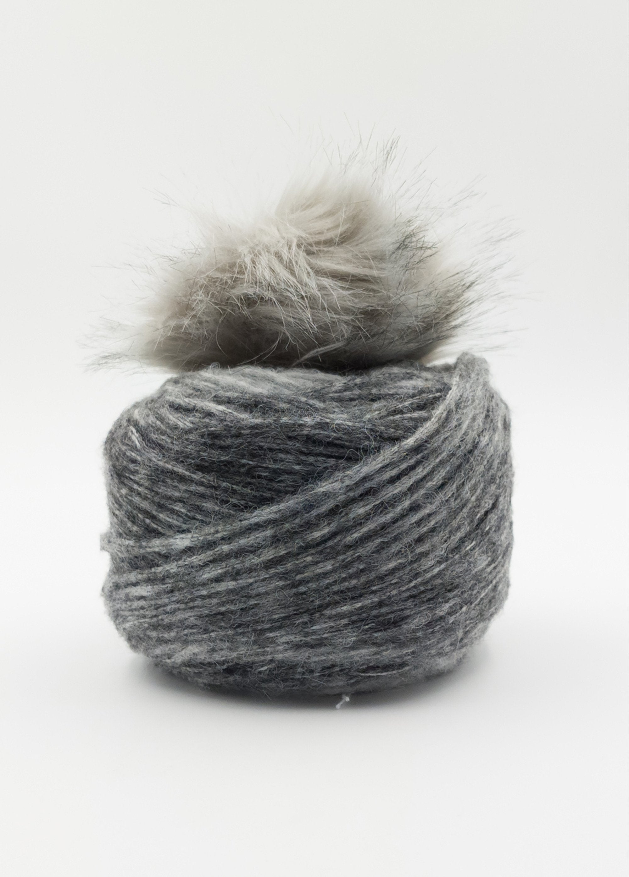 Ball_of_yarn_for_a_pompom_hat_Gray_DO1_slim