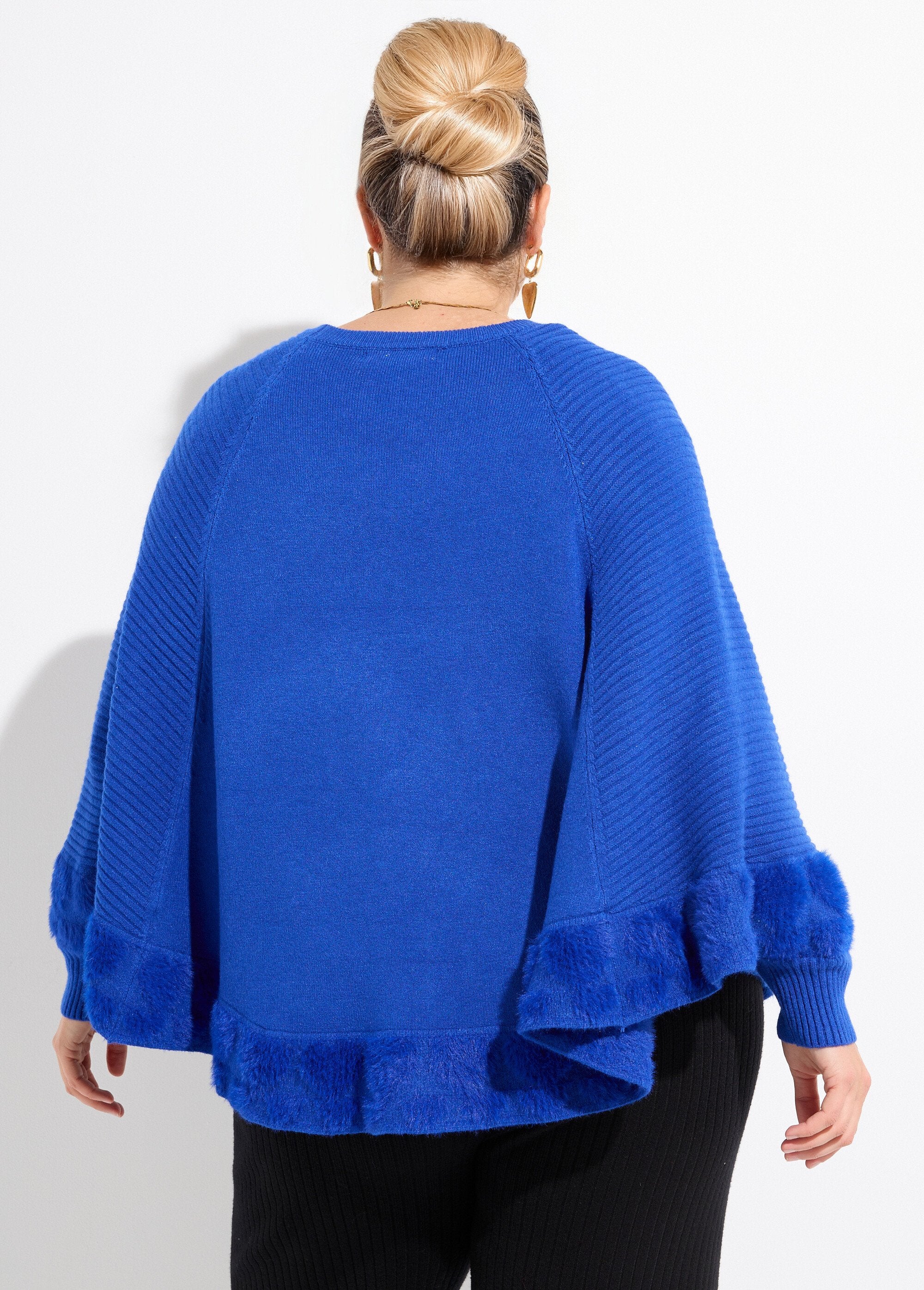 Heart-knit_cape_poncho_with_round_neck_Bright_blue_DO1_curvy