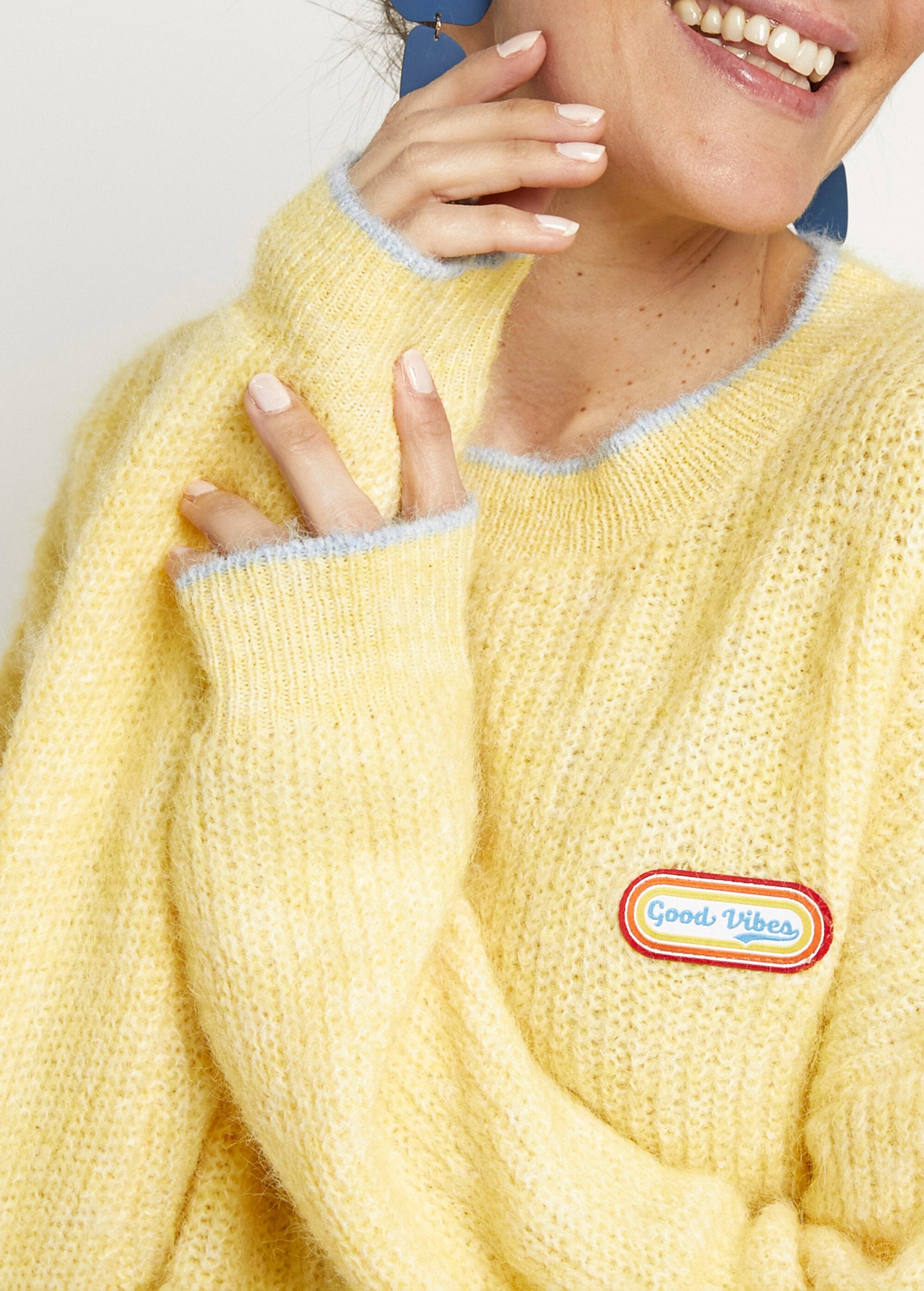 Warm_sweater_with_wool_message_patch_Light_yellow_DE1_slim
