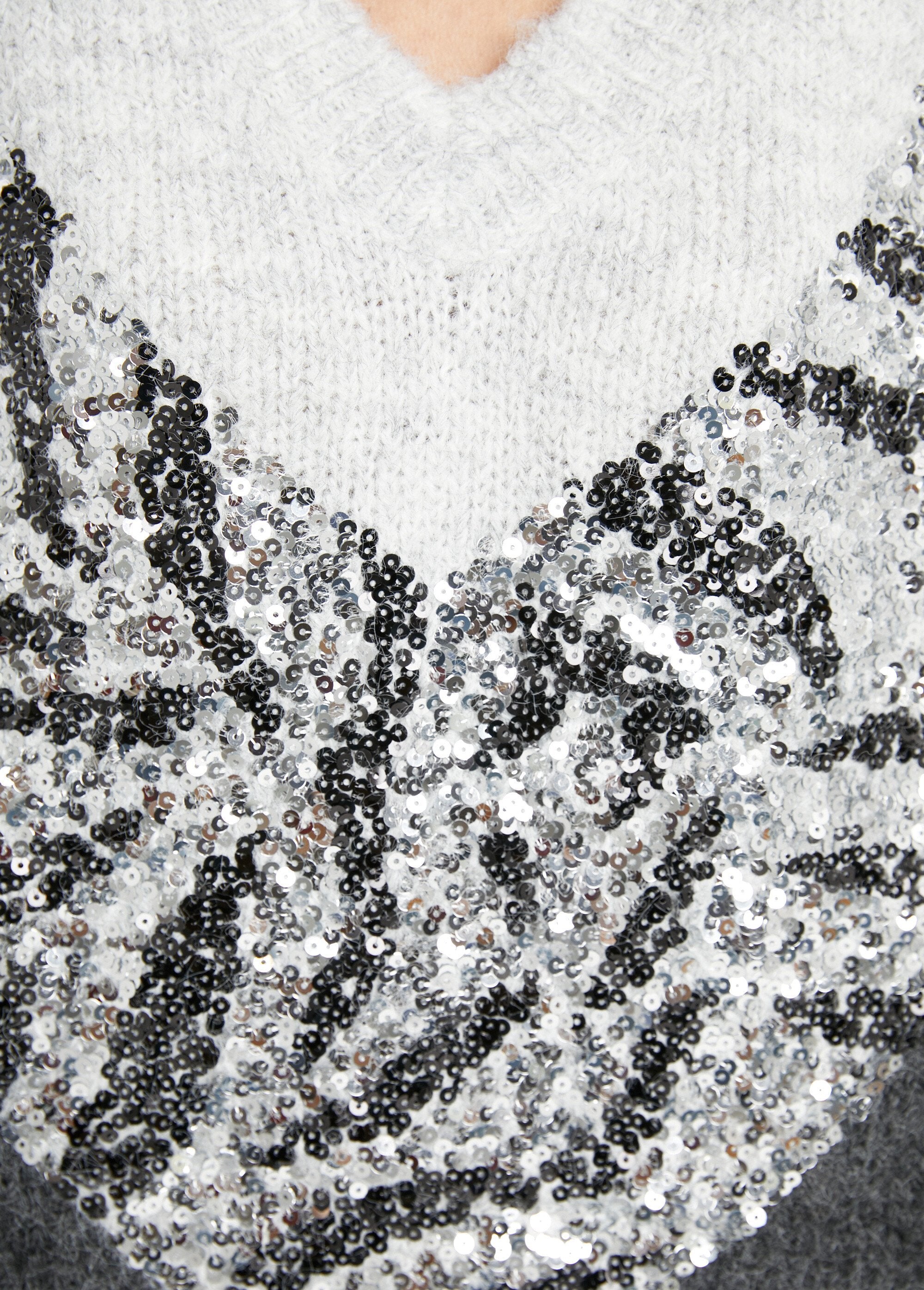 Warm_two-tone_V-neck_sweater_with_sequins_Gray_DE3_slim