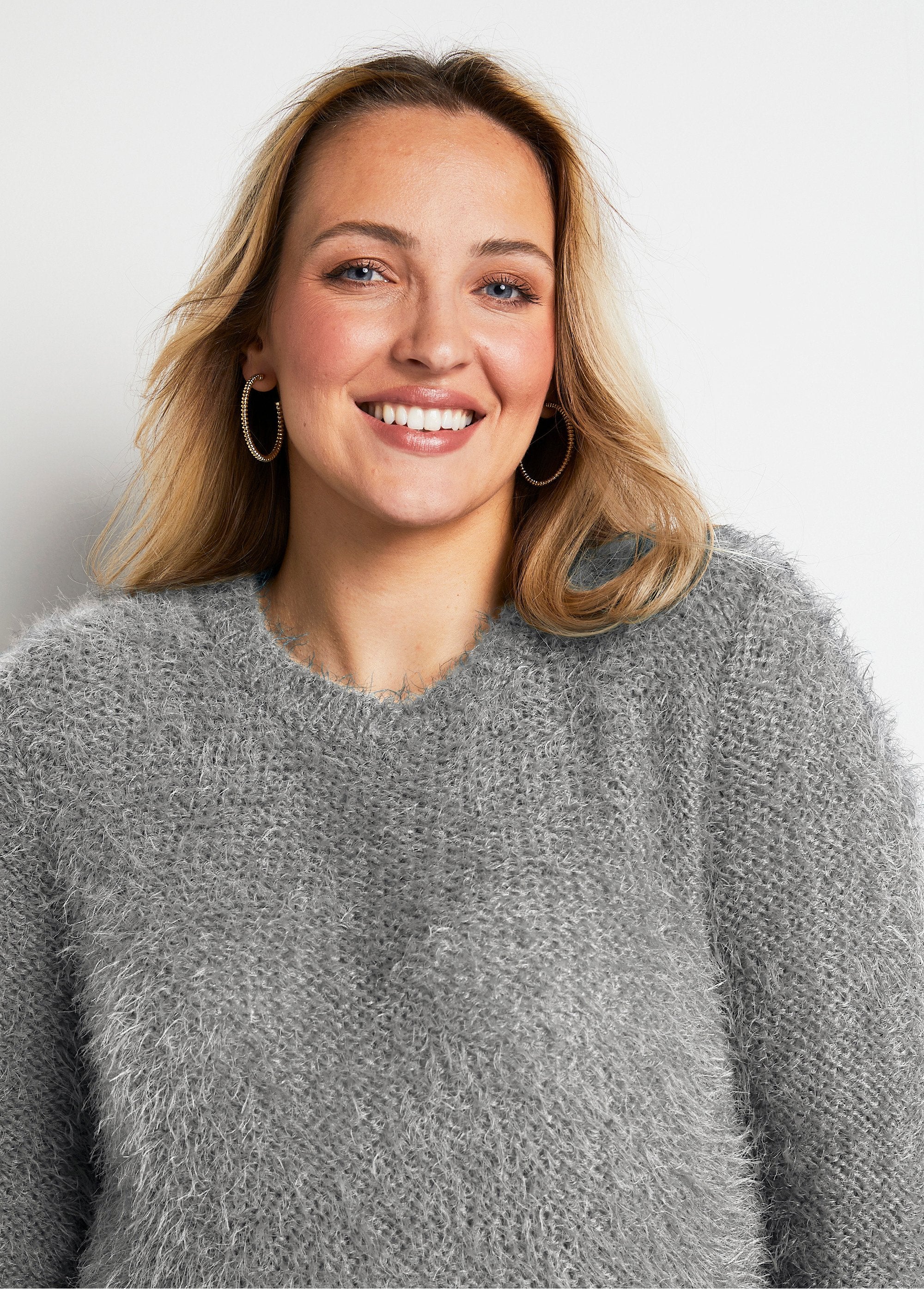 Pull_maille_douce_effet_poilu_Argent_DE1_curvy