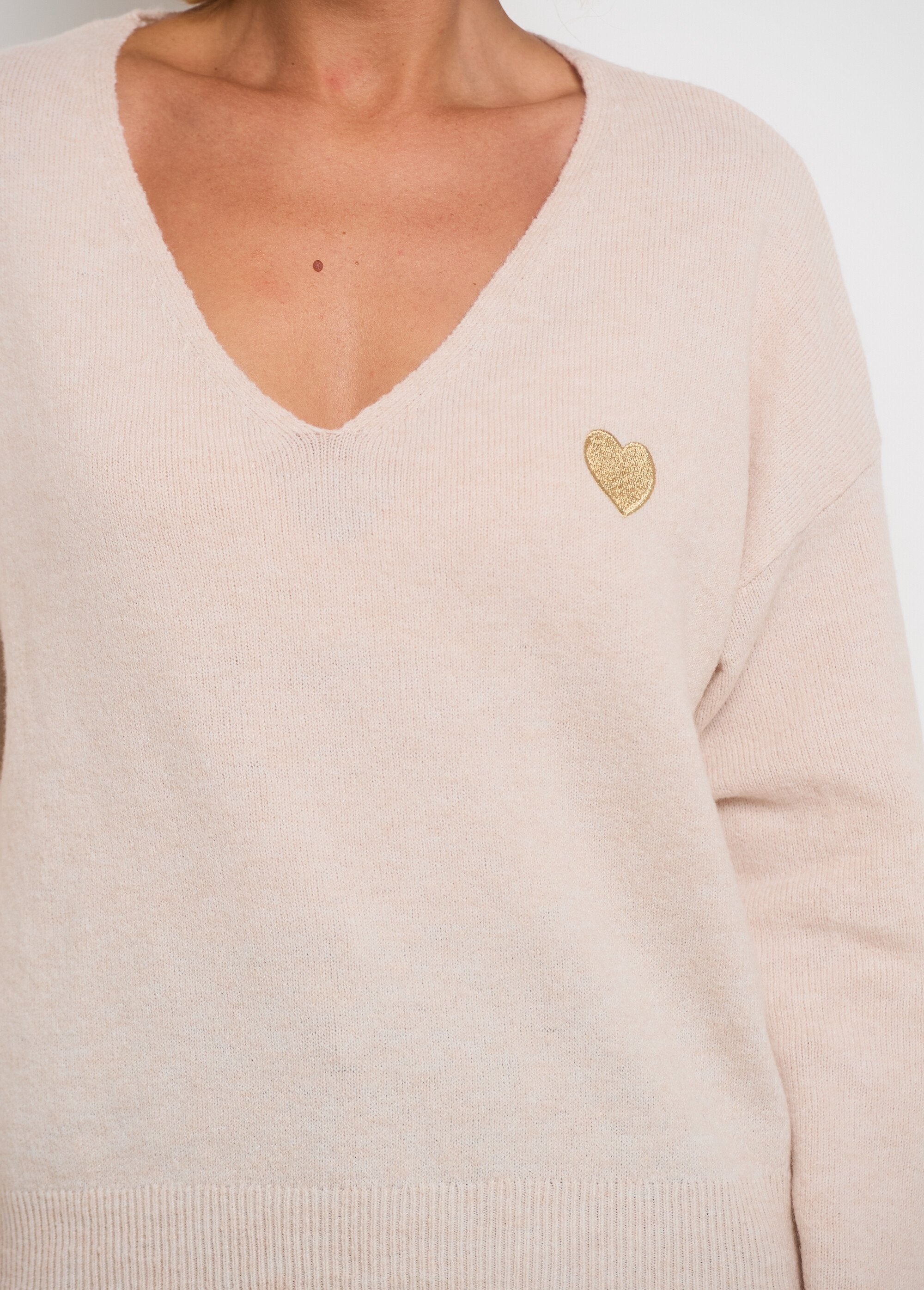 Long_sleeve_sweater_with_heart_embroidery_Beige_DE2_slim