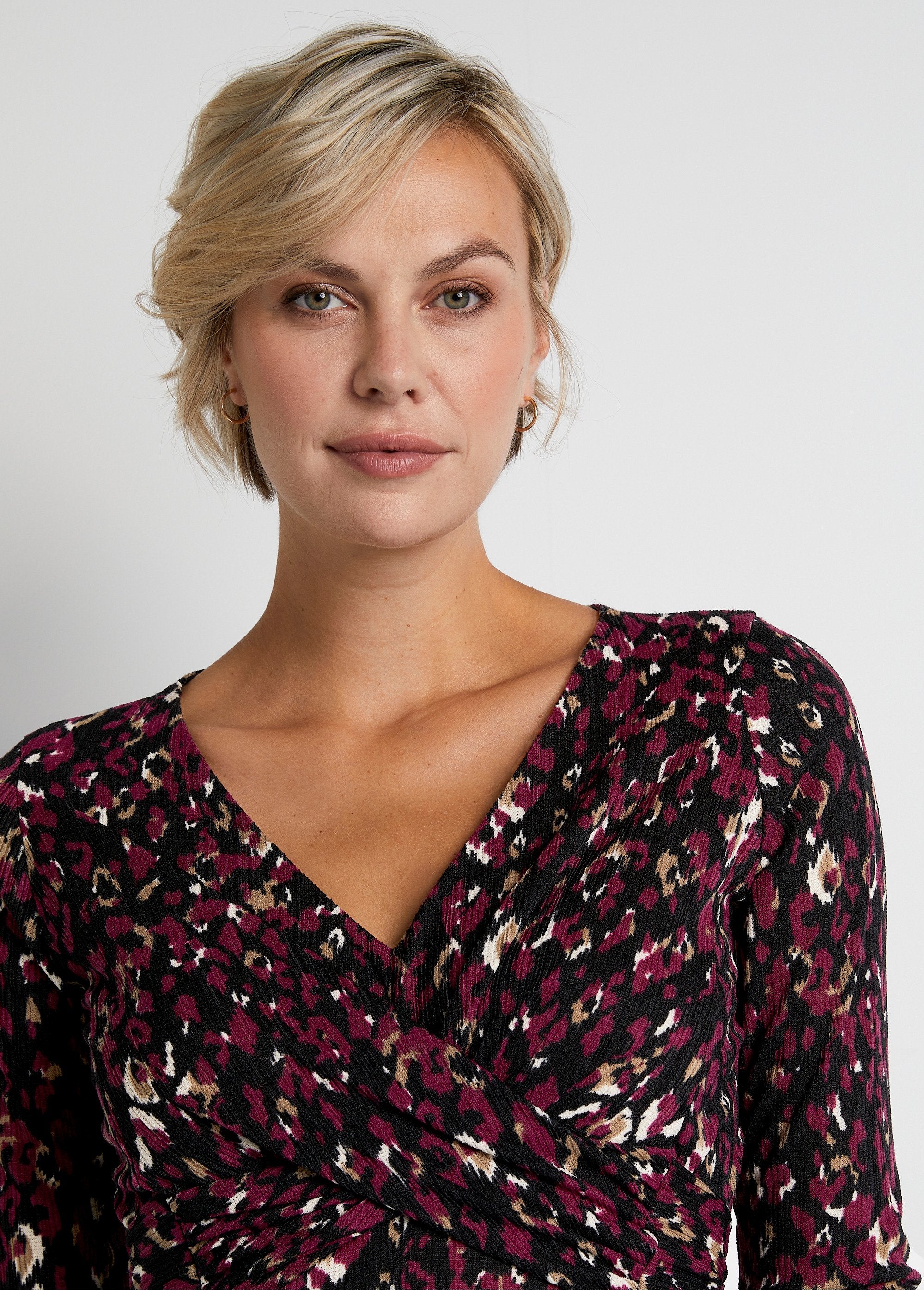 Robe_courte_cache-coeur_en_maille_Imprime_prune_DE1_slim