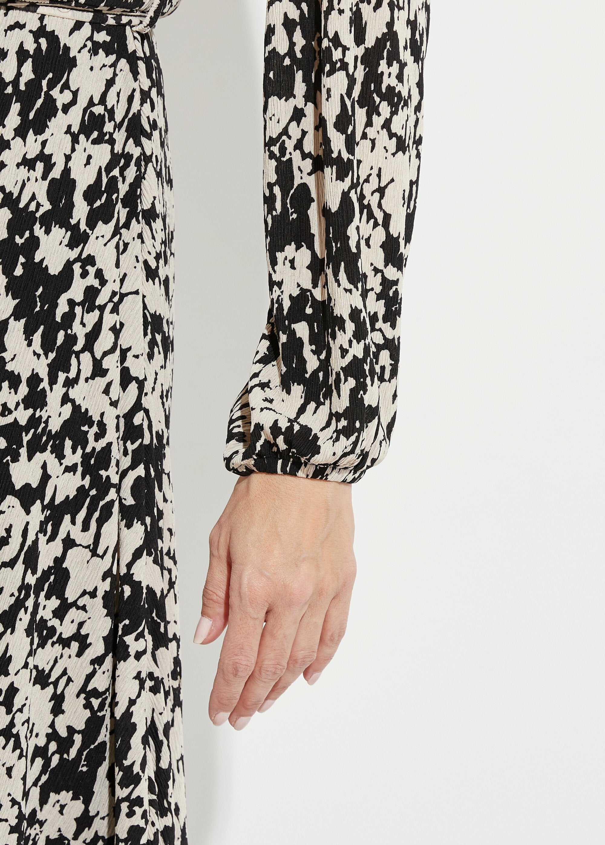 Short_wrap_dress_with_tachiste_print_Black_and_ecru_DE4_slim