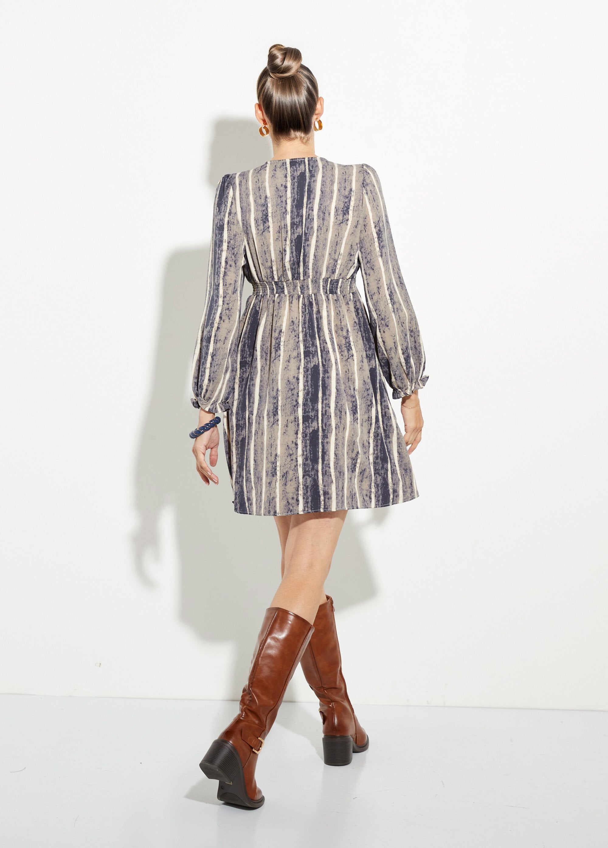 Short_pleated_high_waist_V-neck_dress_Gray_and_ecru_DO1_slim