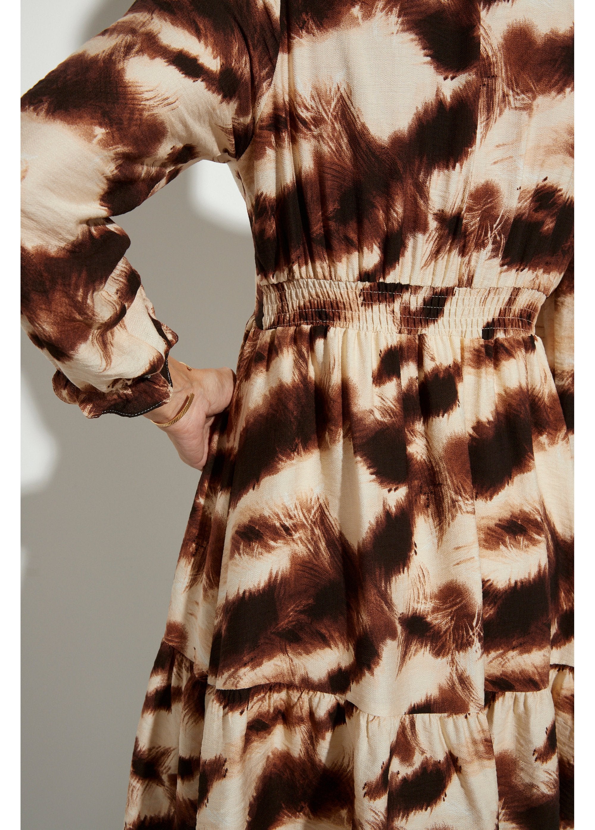 Ruffled_dress_with_V-neck_and_fitted_sleeves_Brown_and_beige_DE2_slim