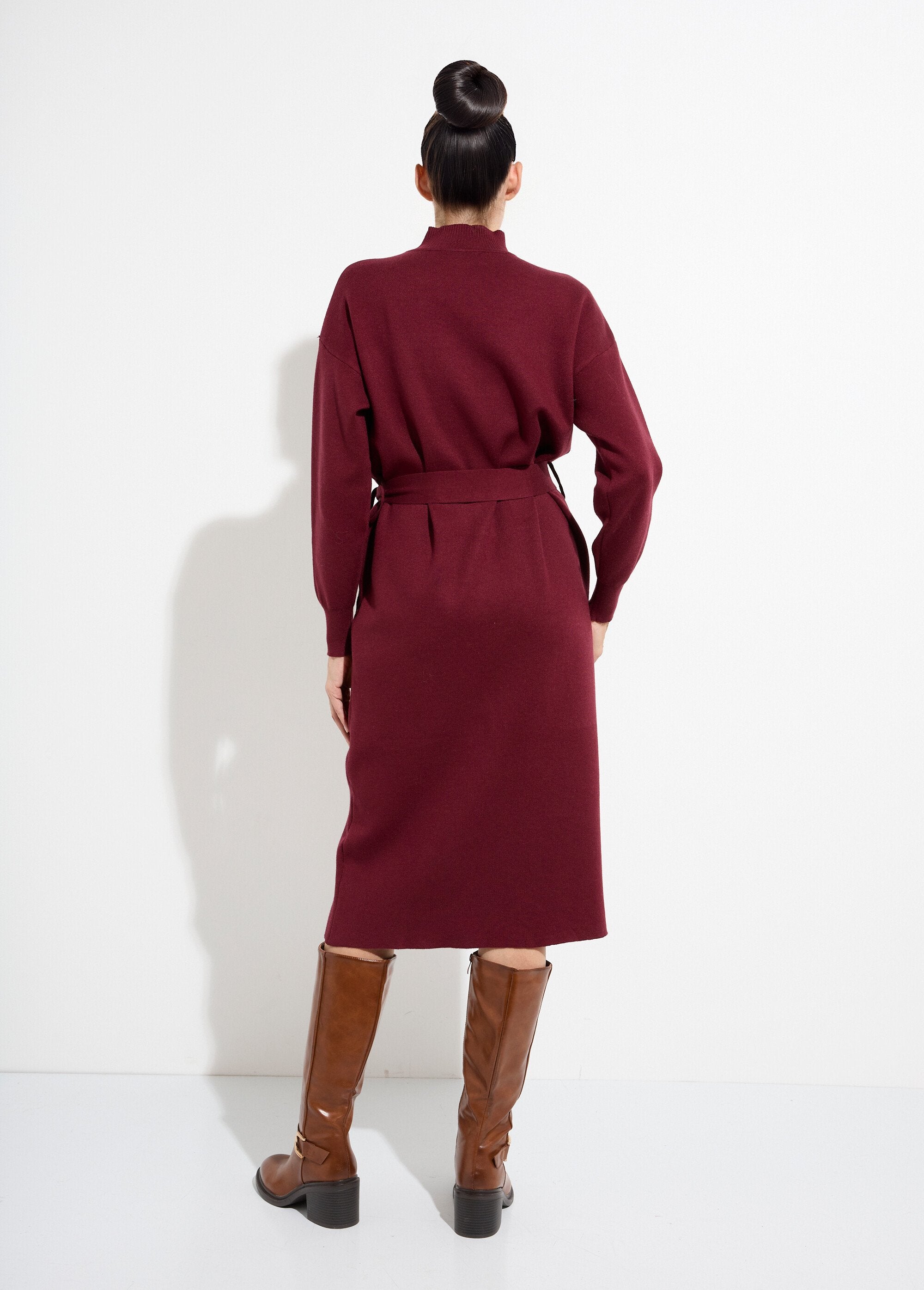 High-neck_sweater_dress_with_metal_belt_Bordeaux_DO1_slim
