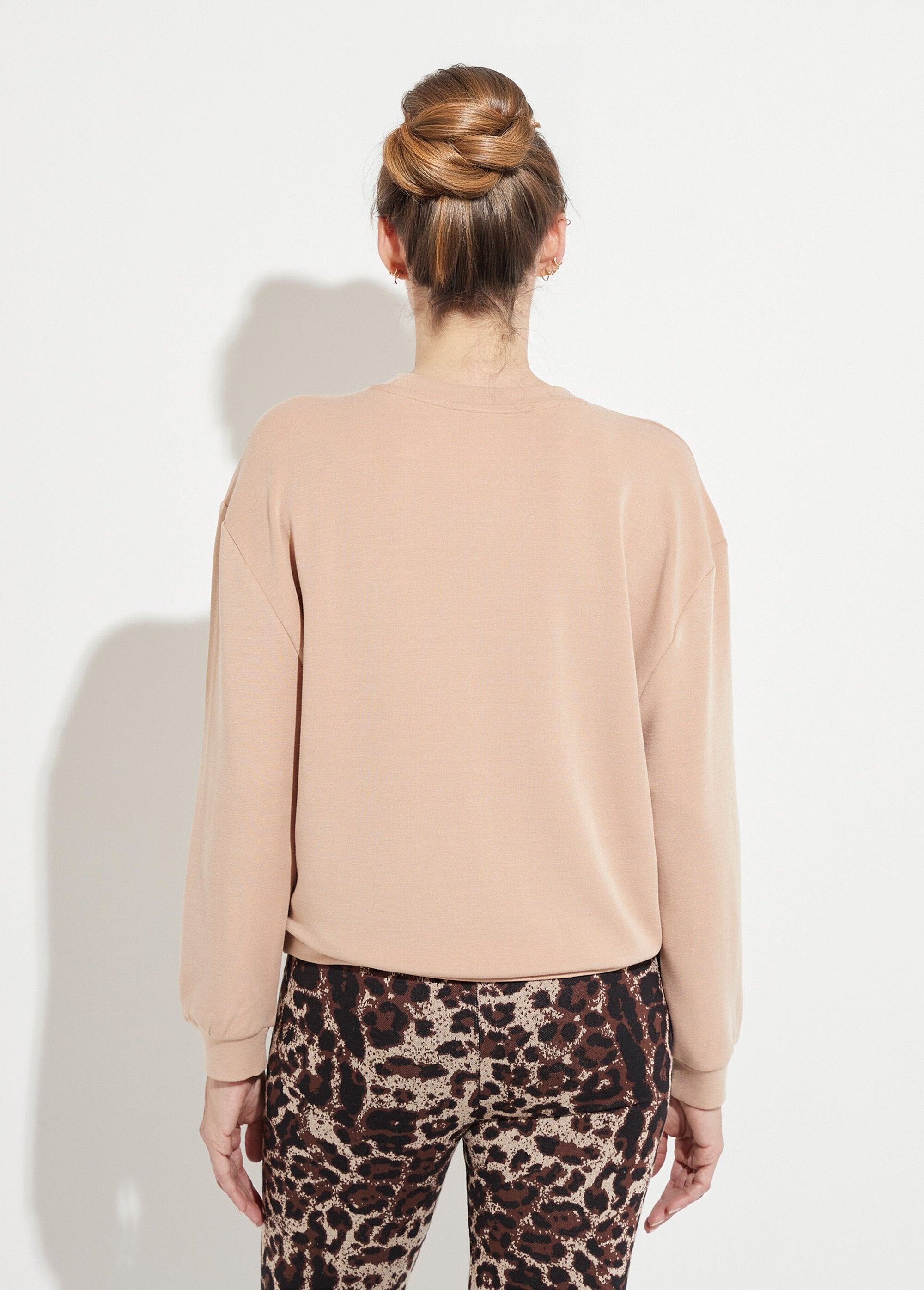 Embroidered_fleece_box_volume_sweatshirt_with_shiny_detail_Hazelnut_DO1_slim