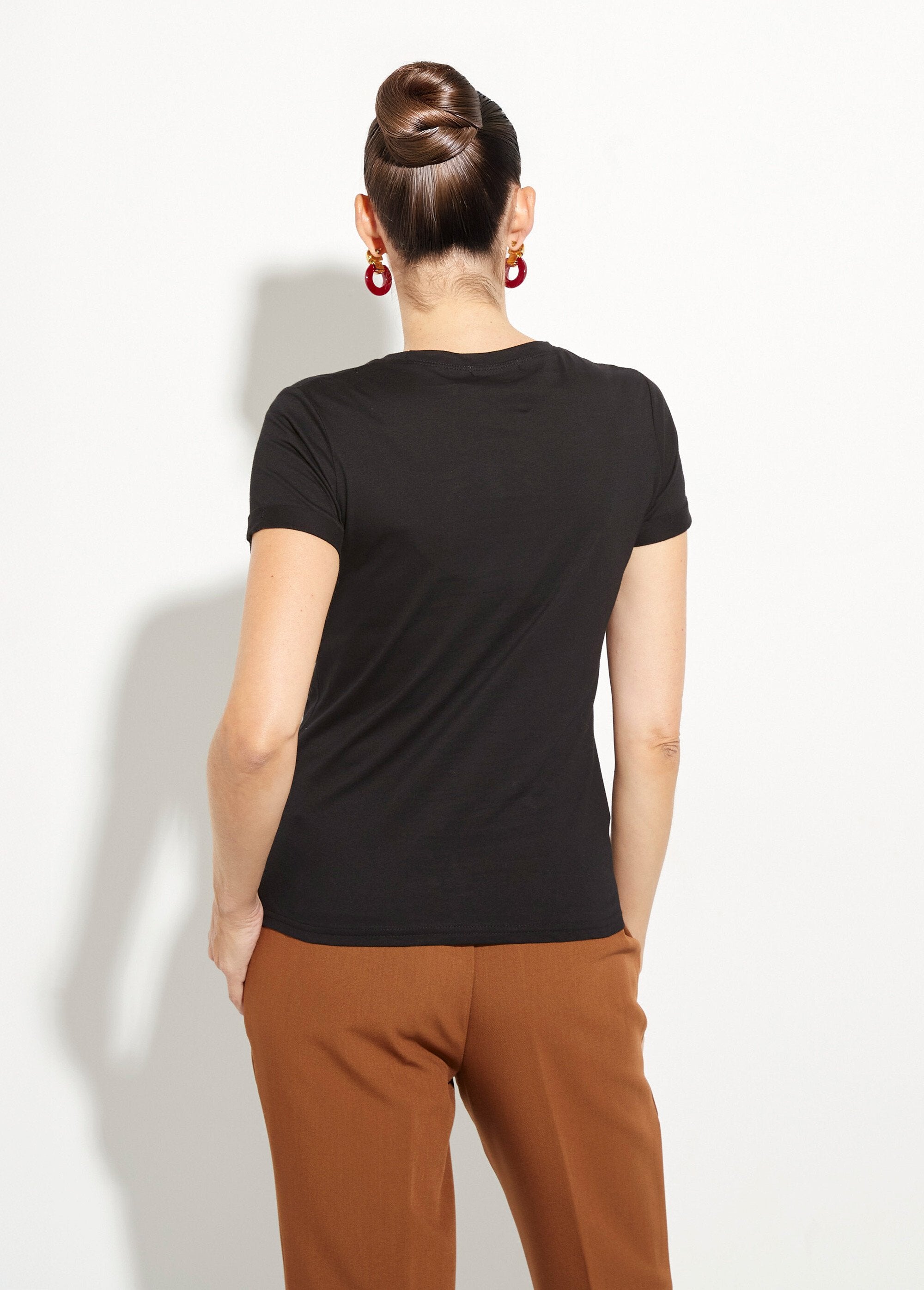 Round_neck_T-shirt_with_heart_embroidery_on_the_chest_Black_DO1_slim