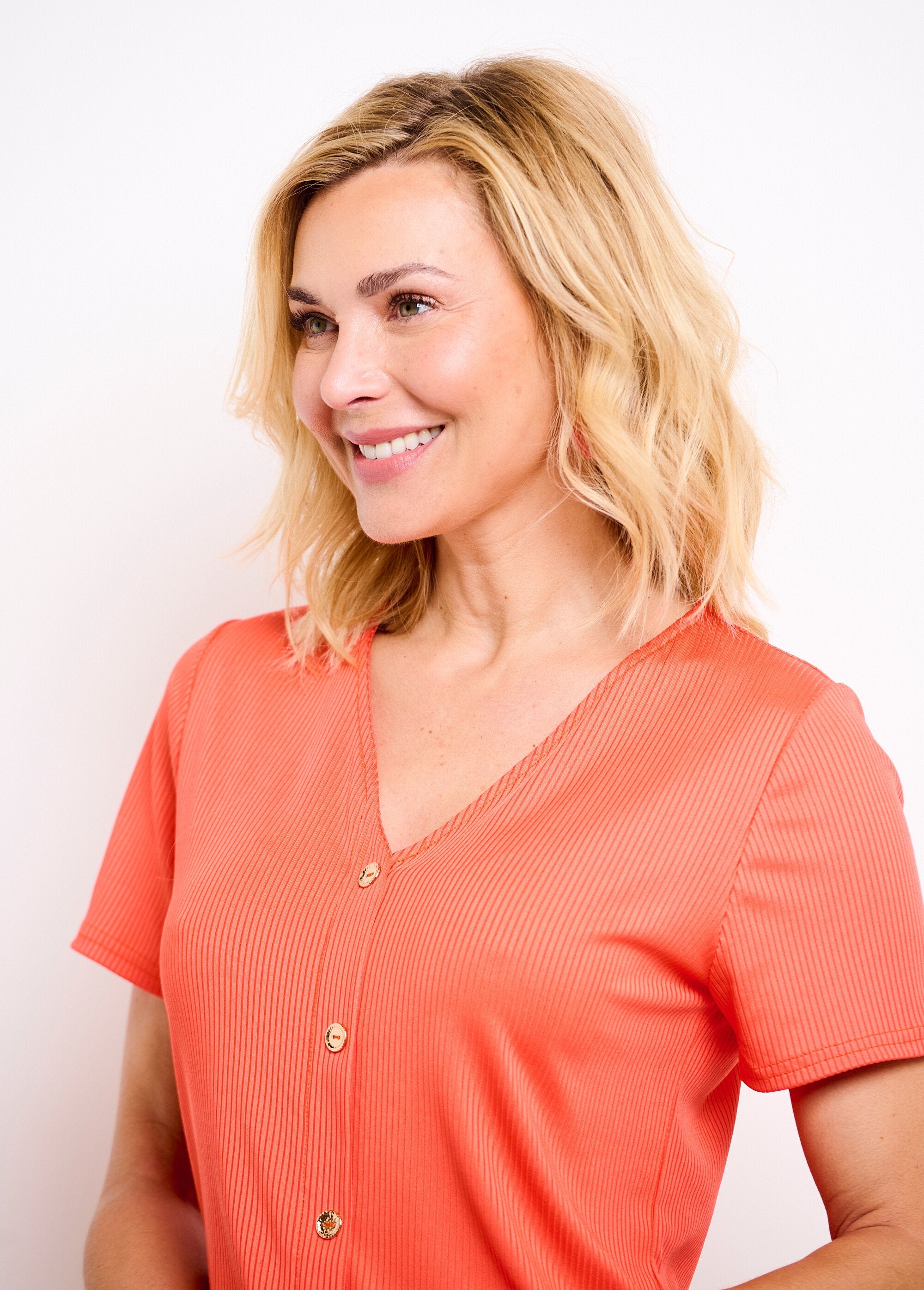 Plain_ribbed_t-shirt_with_short_straight_V-neck_Capucine_DE1_slim