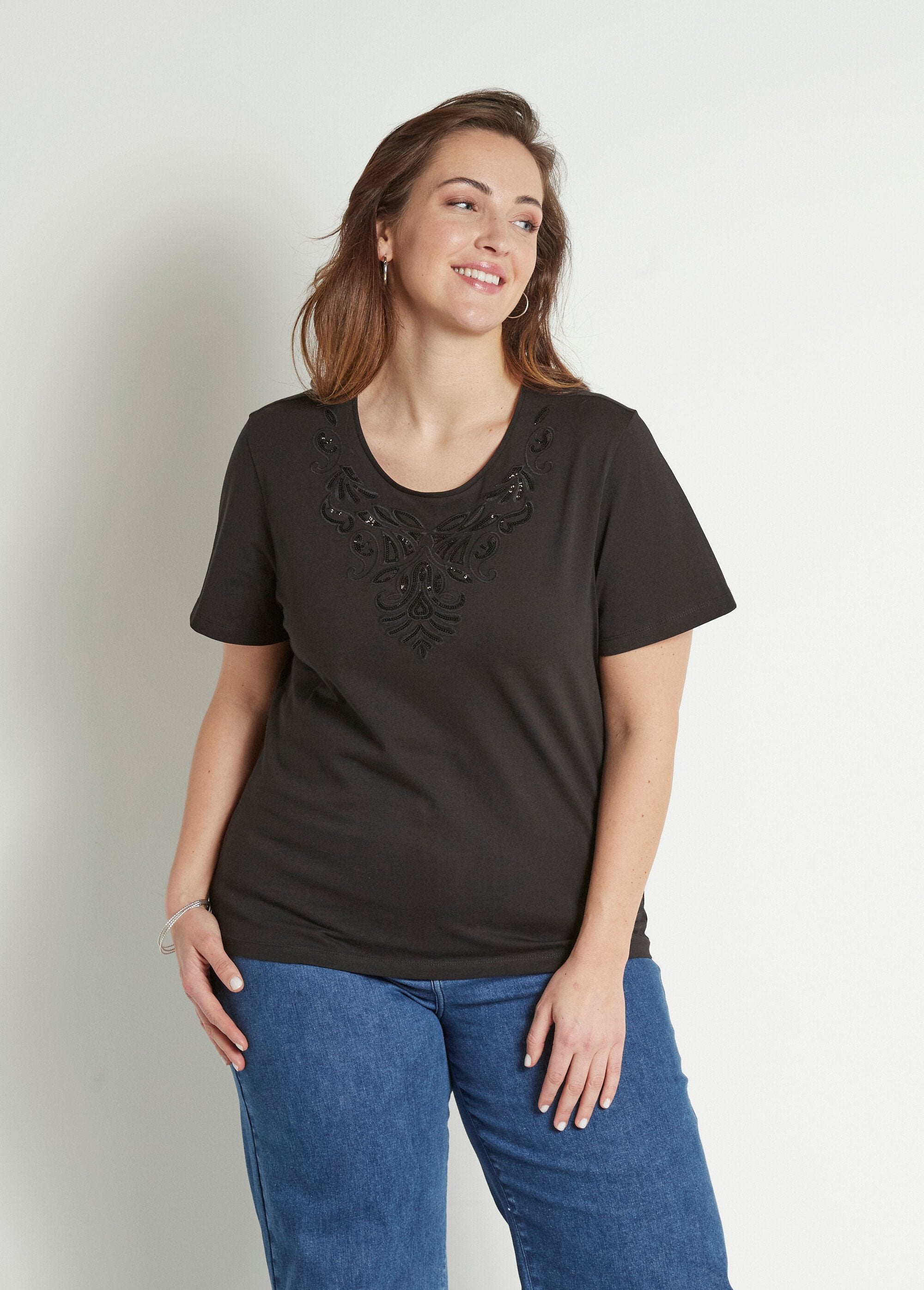 Short-sleeved_embroidered_cropped_t-shirt_Black_FA1_curvy