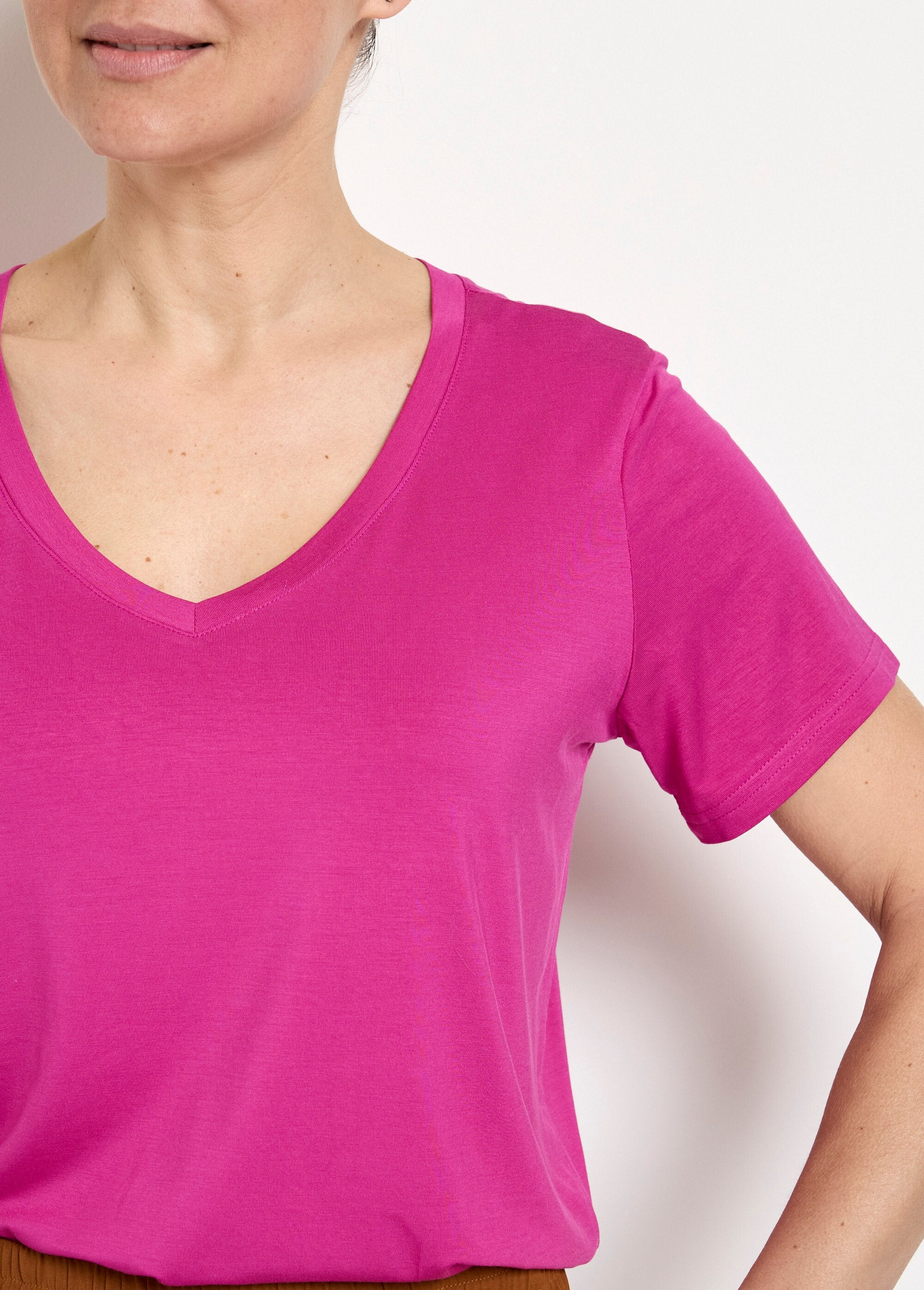 Short-sleeved_V-neck_fluid_t-shirt_Bougainvillea_DE1_slim