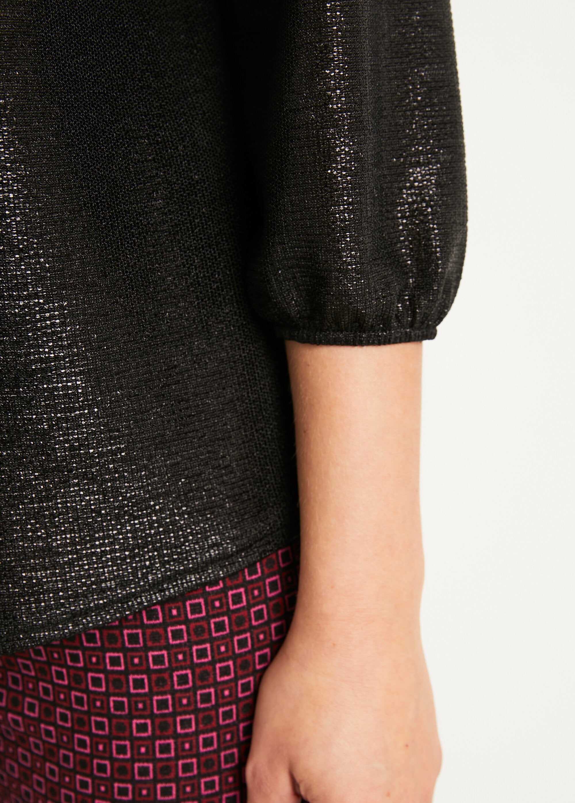 Mid-length_loose_shiny_knit_V-neck_t-shirt_Black_DE3_slim