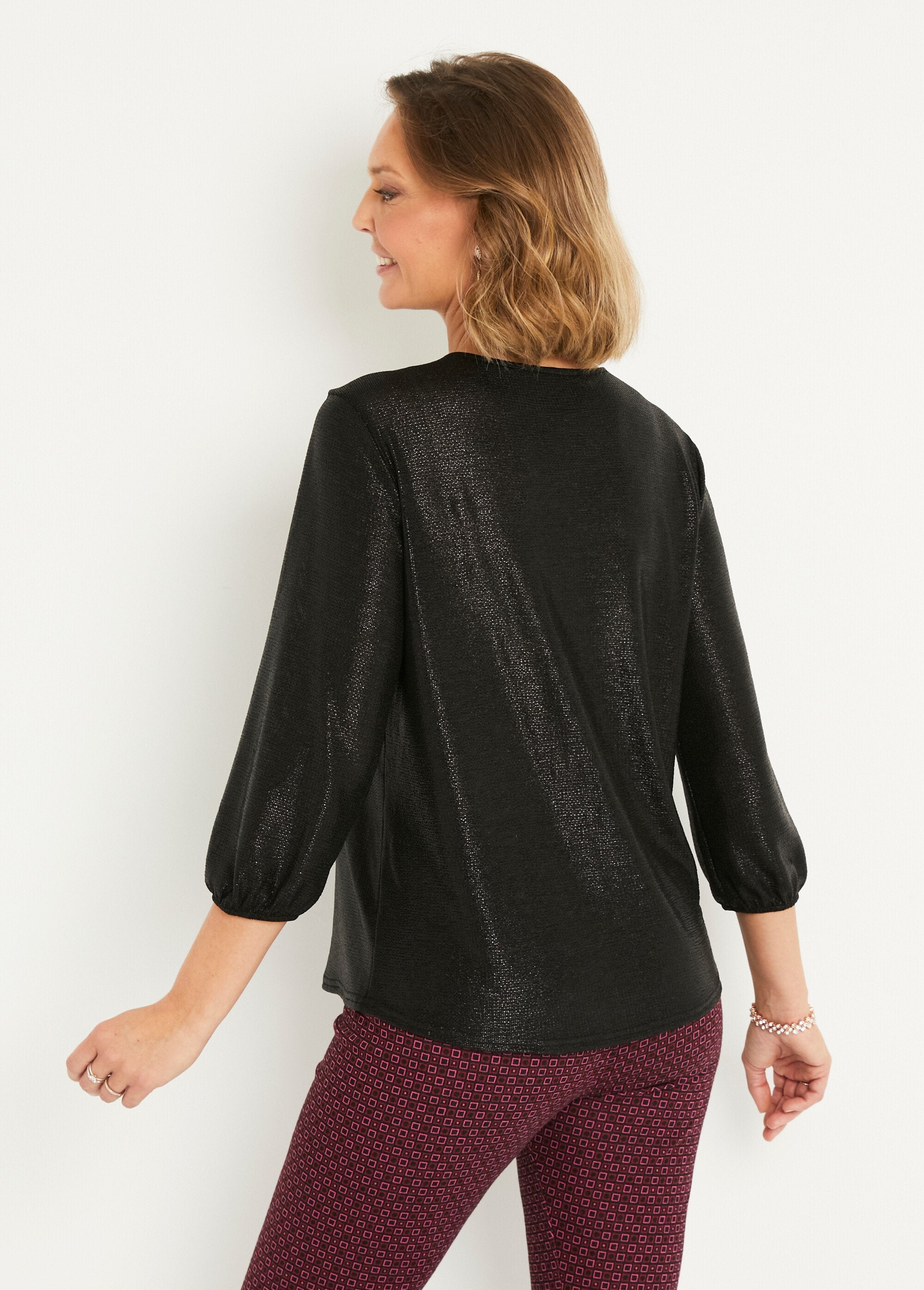 Mid-length_loose_shiny_knit_V-neck_t-shirt_Black_DO1_slim
