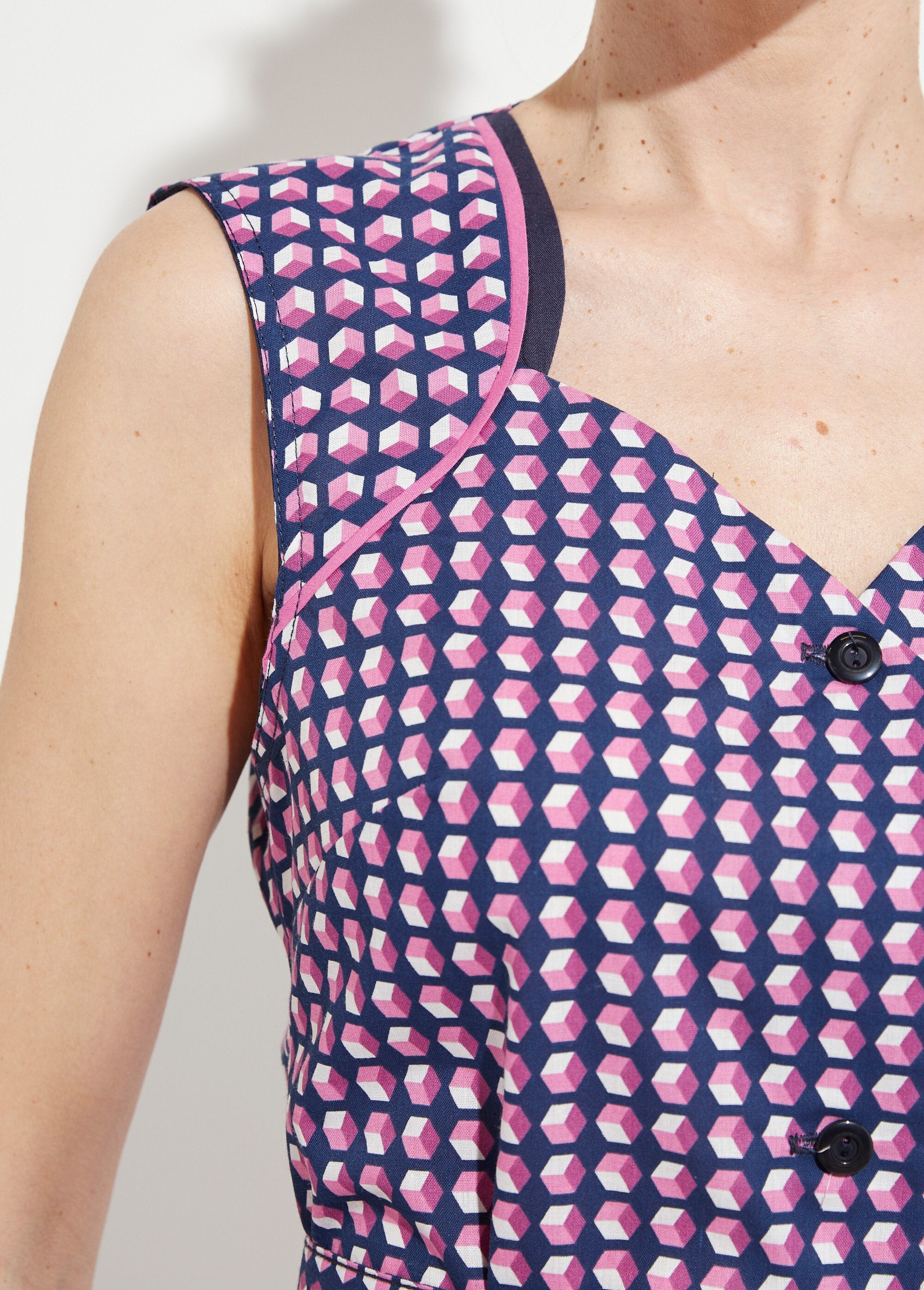 Sleeveless_button-down_apron_with_graphic_print_Pink_DE2_slim