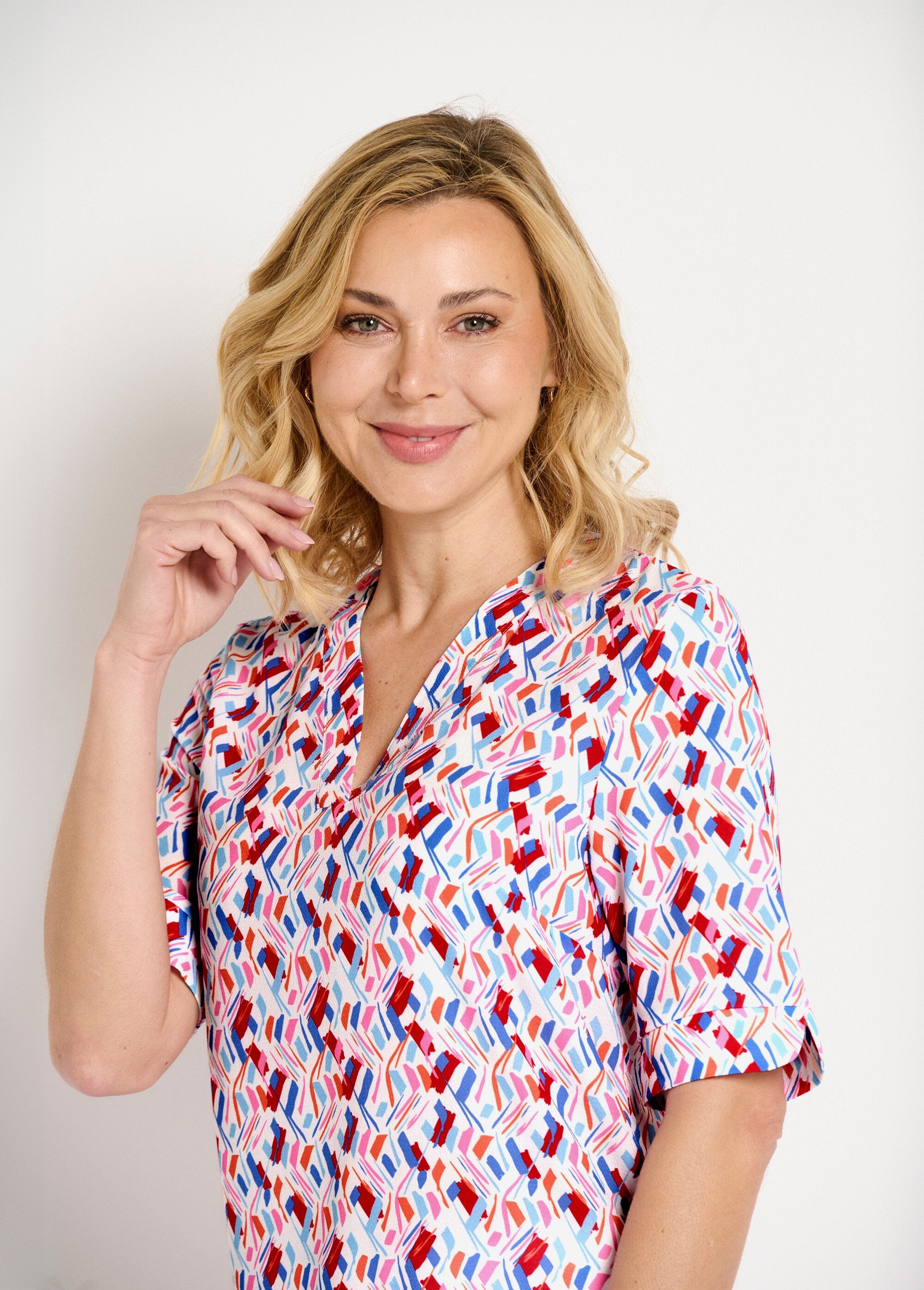 Straight_V-neck_tunic_with_short_printed_sleeves_Blue_and_pink_DE1_slim