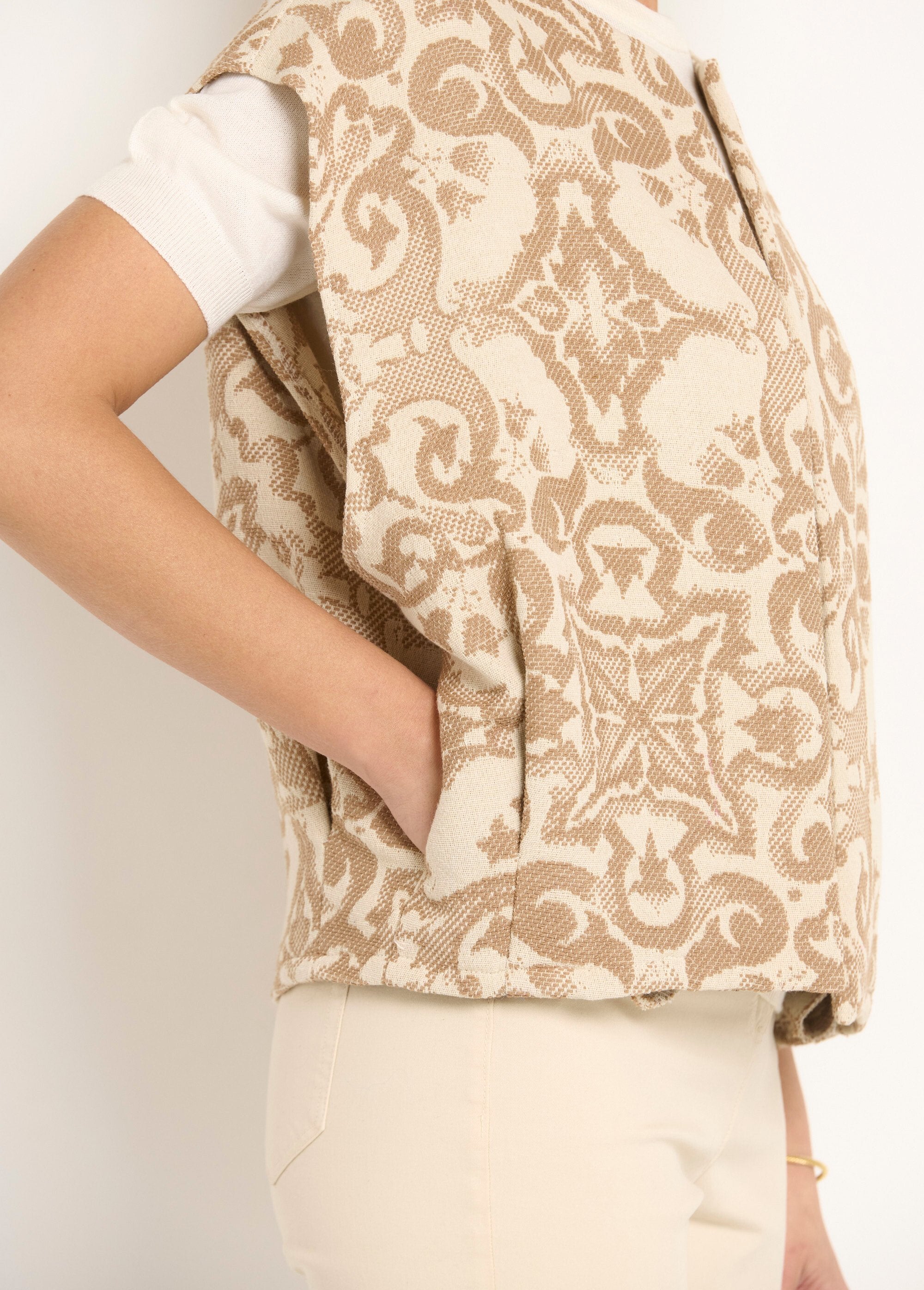 Sleeveless_round-neck_jacquard_jacket_Beige_DE2_slim