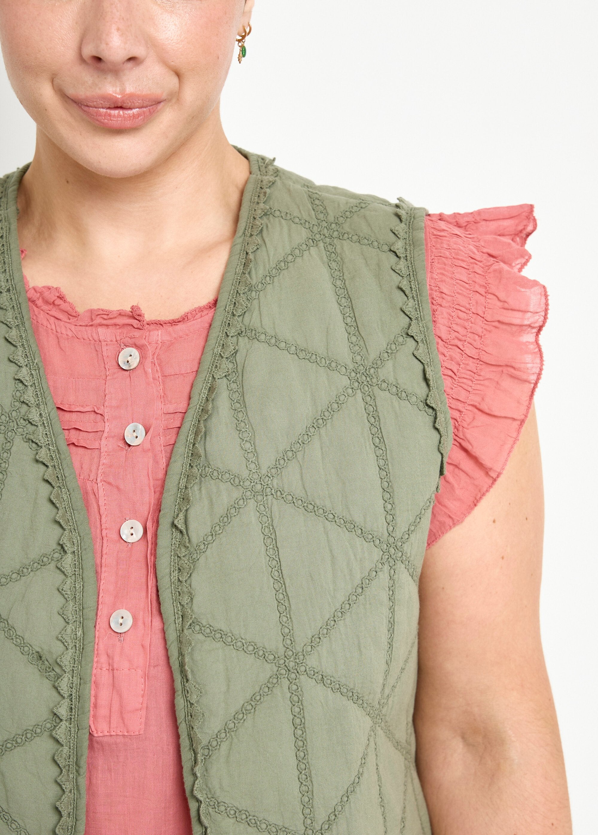 Sleeveless_embroidered_quilted_jacket_Khaki_DE1_curvy