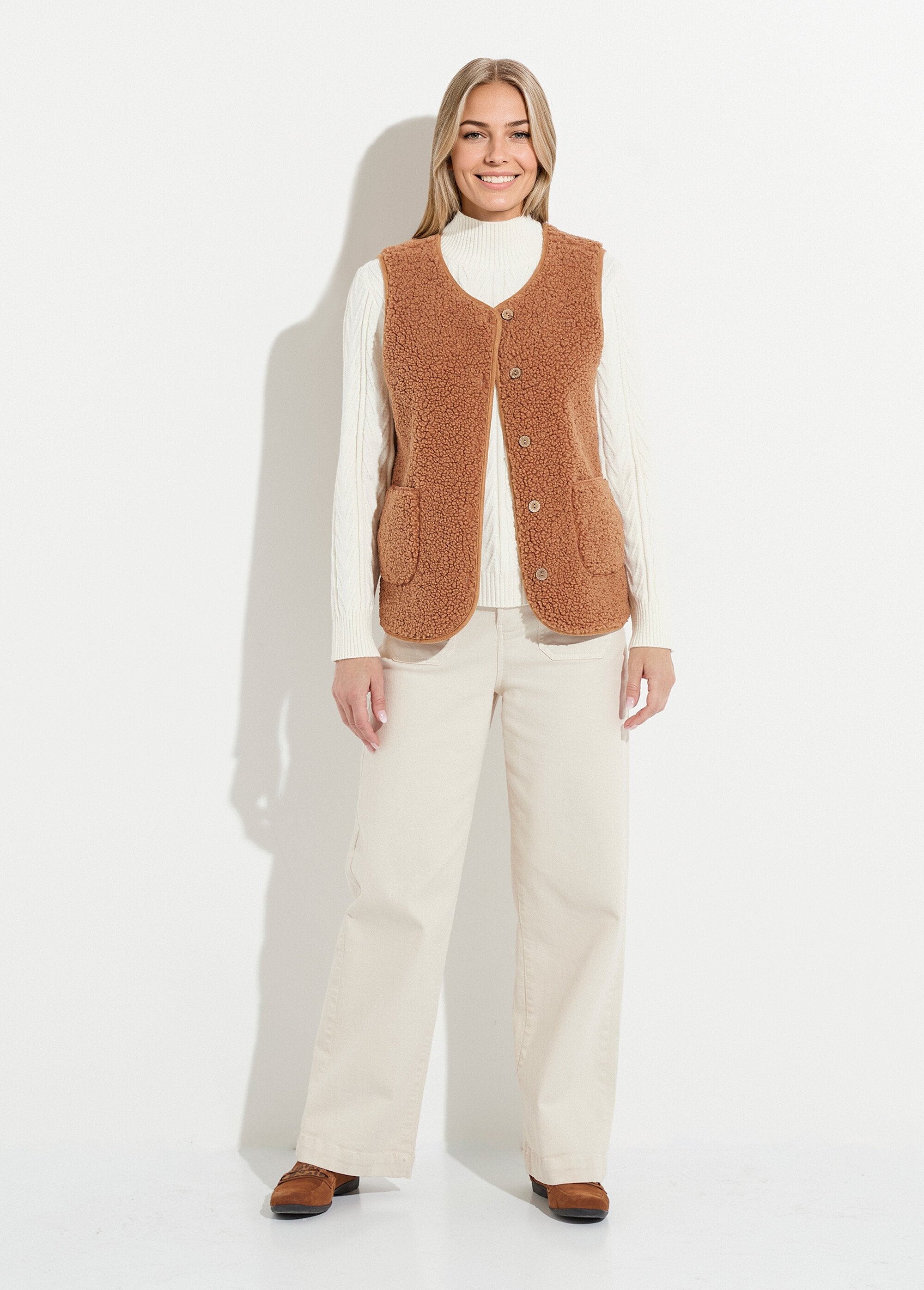 Sleeveless_jacket_in_sherpa_with_velvety_interior_Caramel_SF1_slim