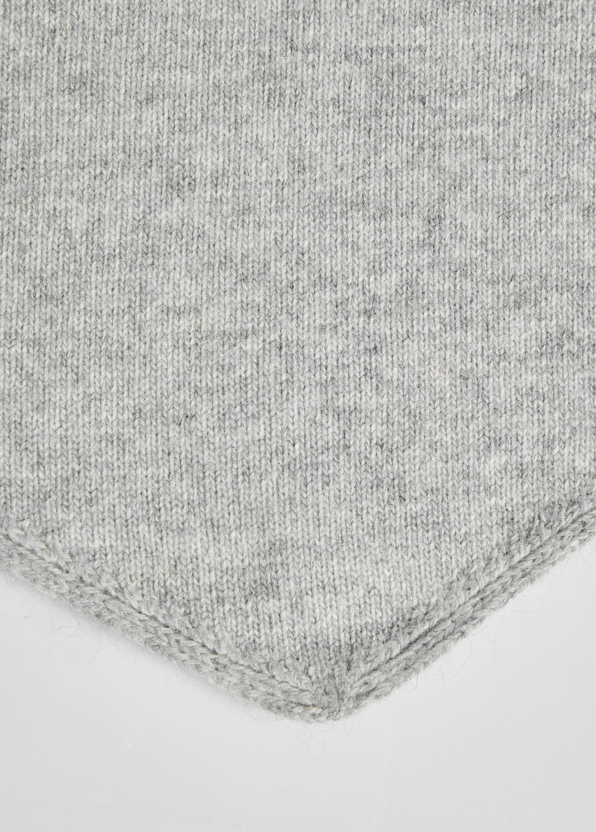 Triangle_scarf_with_wool_and_cashmere_Light_gray_DE1_slim