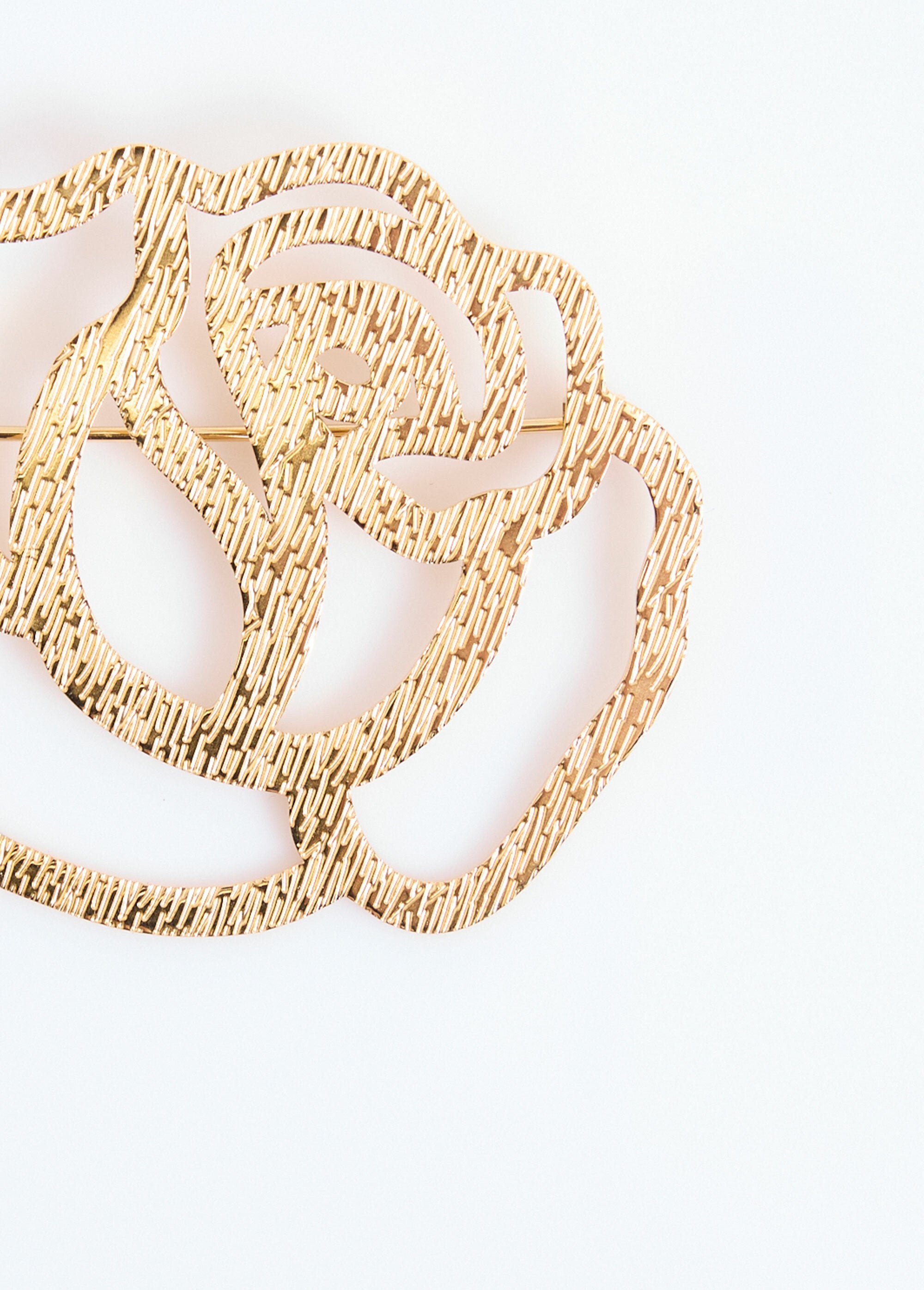 Metallic_flower-shaped_brooch_Golden_DE1_slim