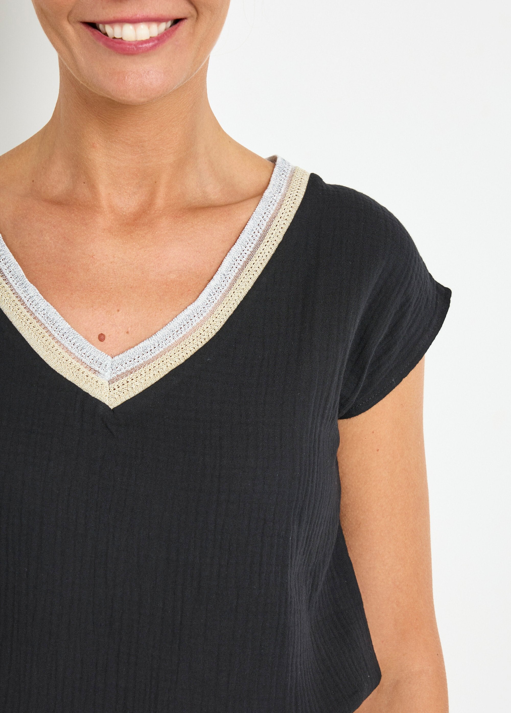 Cotton_gauze_blouse_with_V-neck_braid_Black_DE1_slim