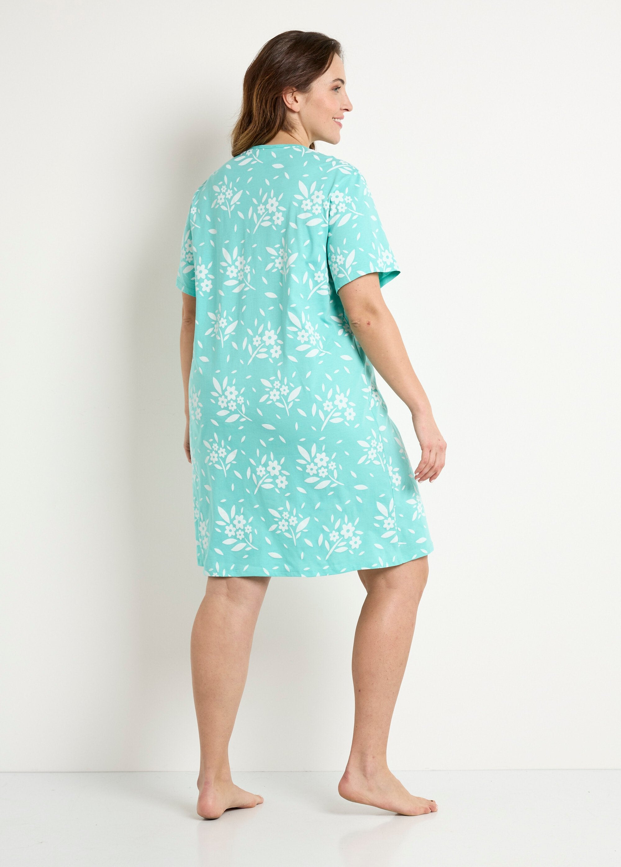 Short_nightgown_with_buttoned_V-neck_and_cotton_Green_DO1_slim