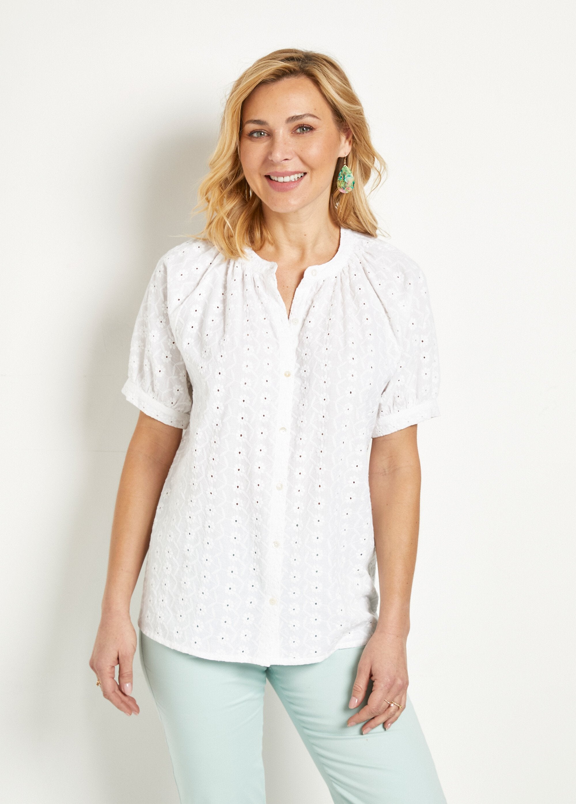 Loose-fitting_embroidered_cotton_blouse_without_collar_White_FA1_slim