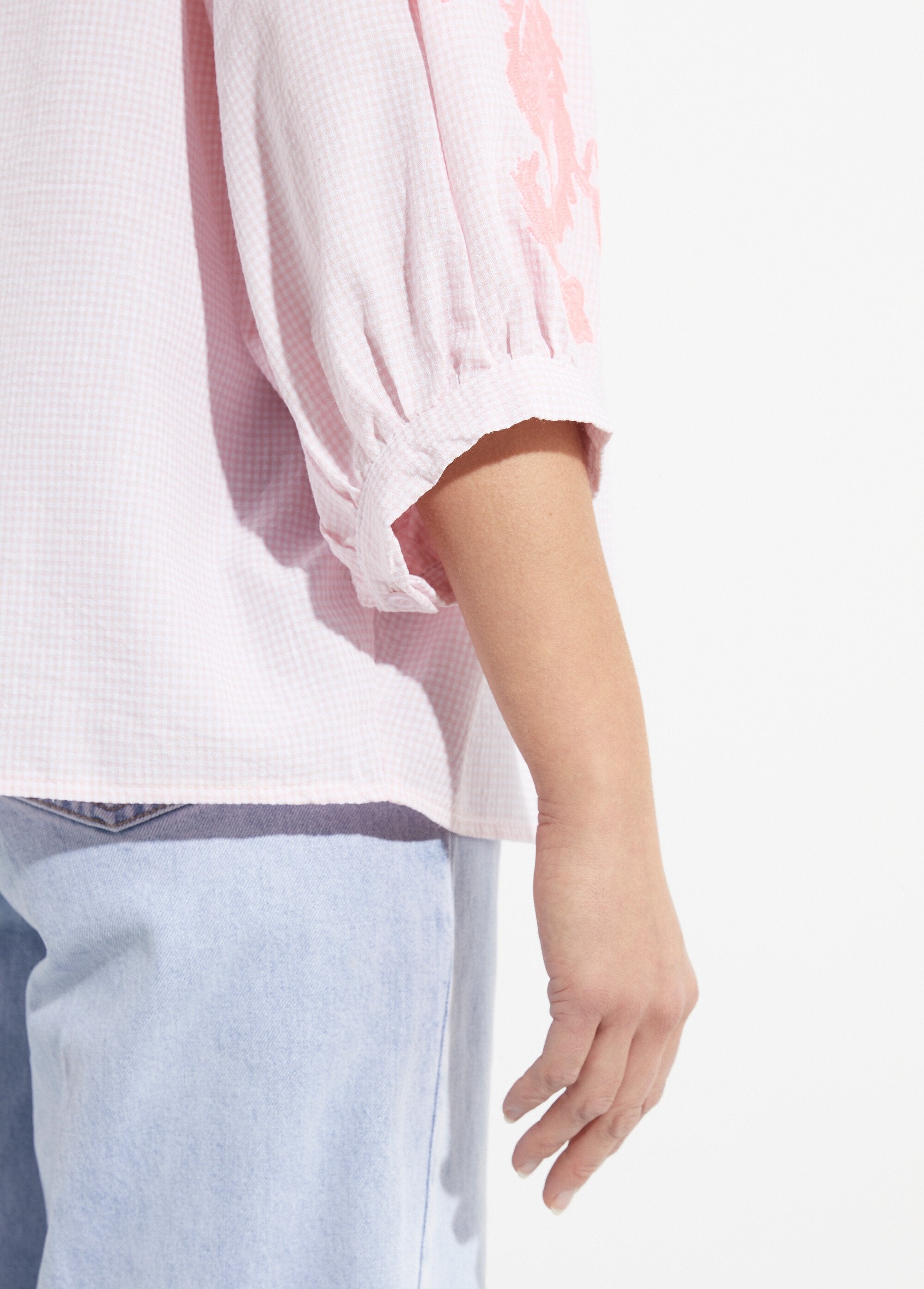 Loose-fitting_gingham_blouse_with_neon_embroidery_Pink_DE3_slim
