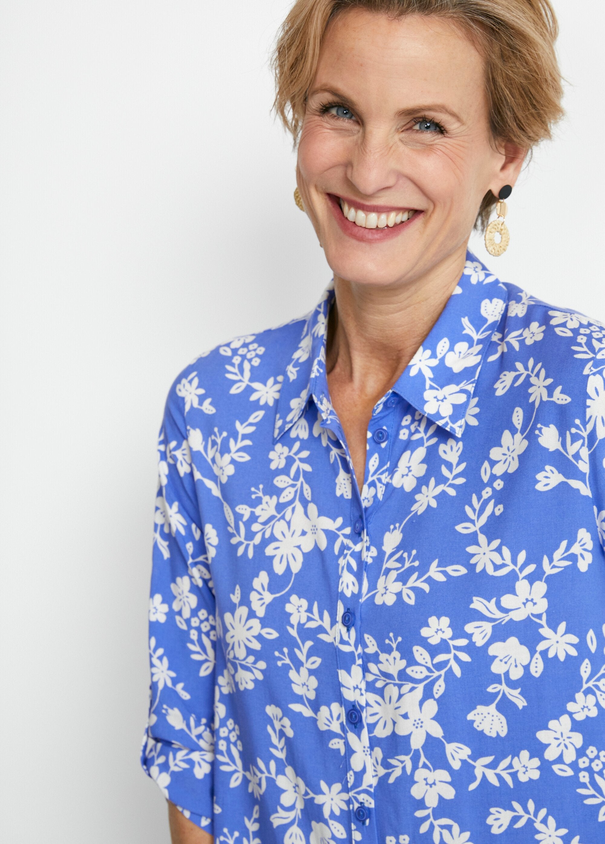Printed_blouse_with_3/4_sleeves_and_longer_back_Blue_and_white_DE1_slim