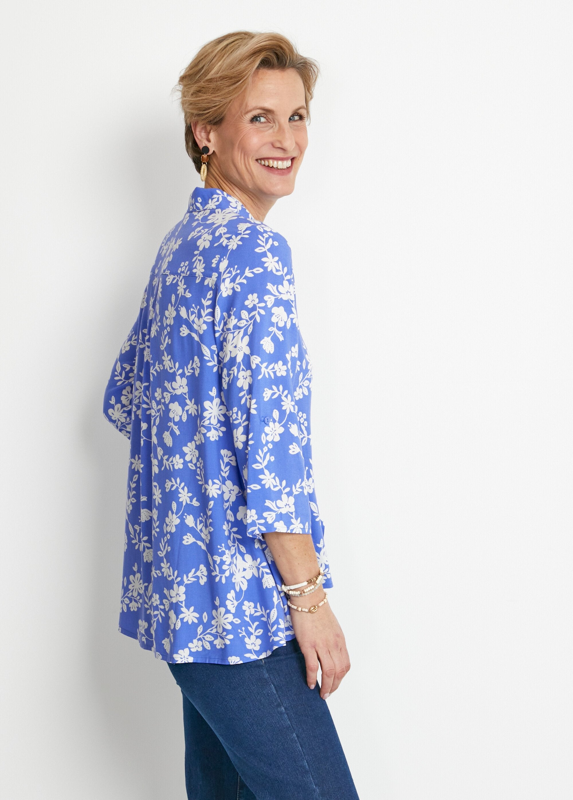 Printed_blouse_with_3/4_sleeves_and_longer_back_Blue_and_white_DR1_slim