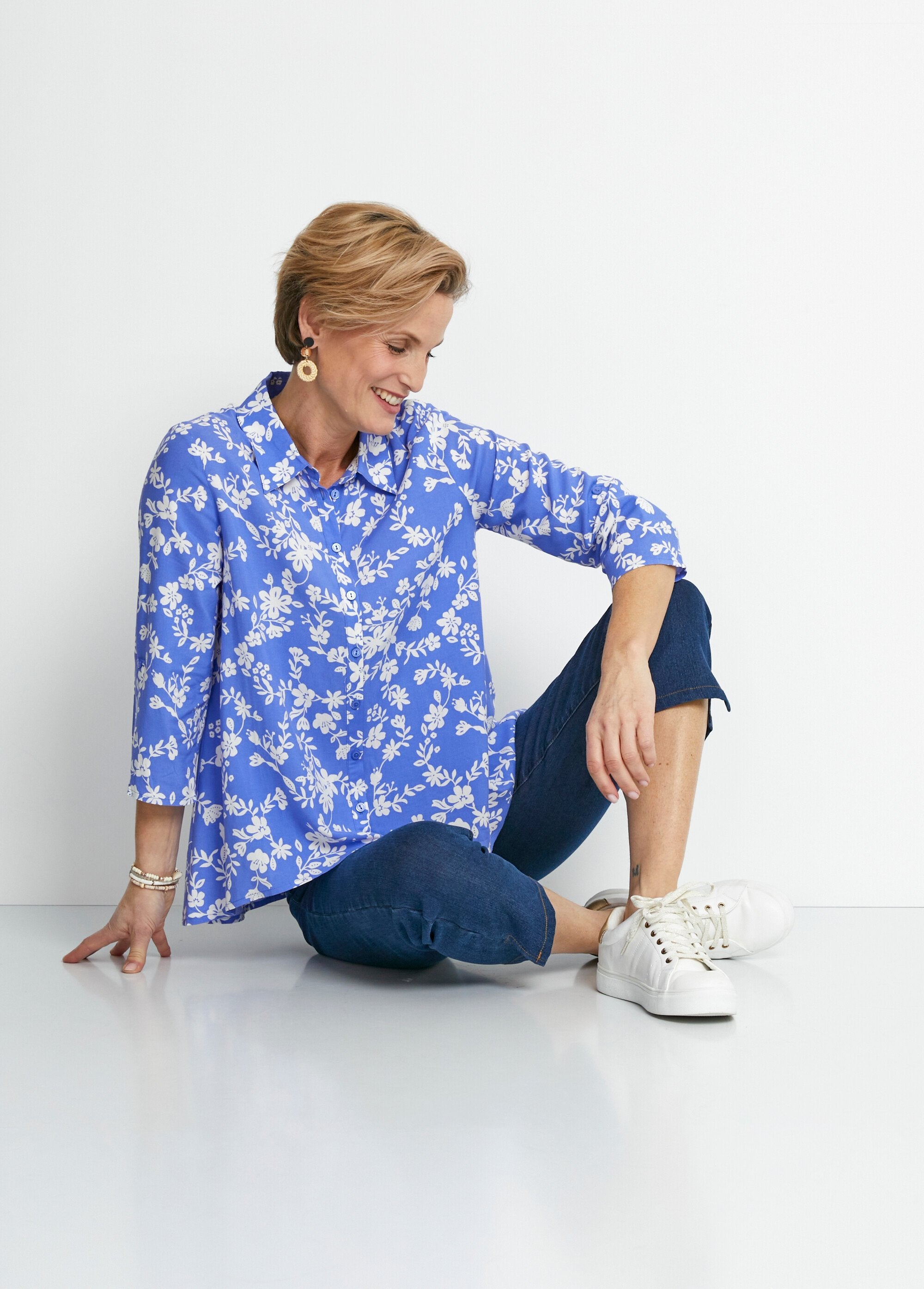 Printed_blouse_with_3/4_sleeves_and_longer_back_Blue_and_white_SF1_slim