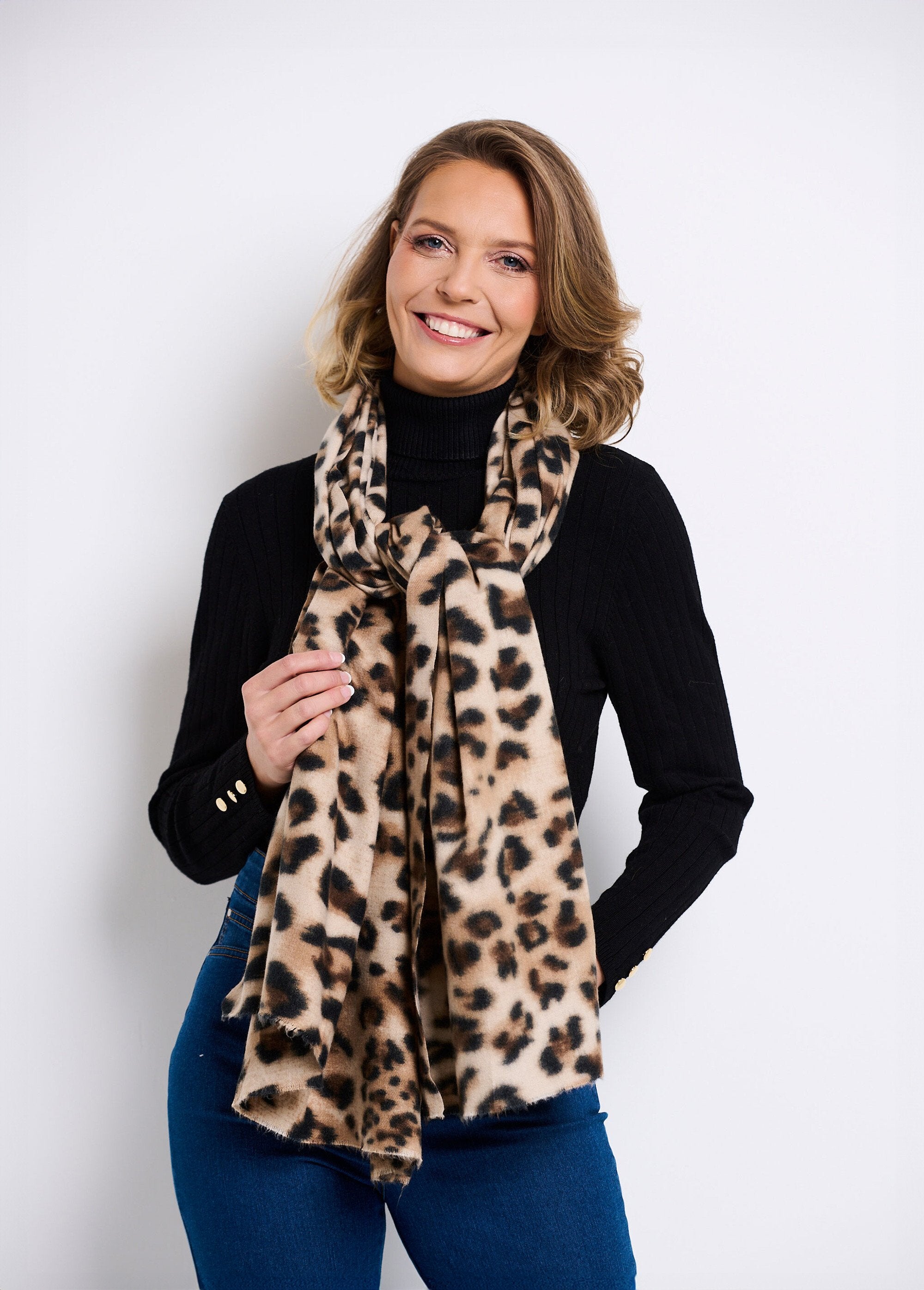 Warm_wool_scarf_with_leopard_pattern_Leopard_FA1_slim