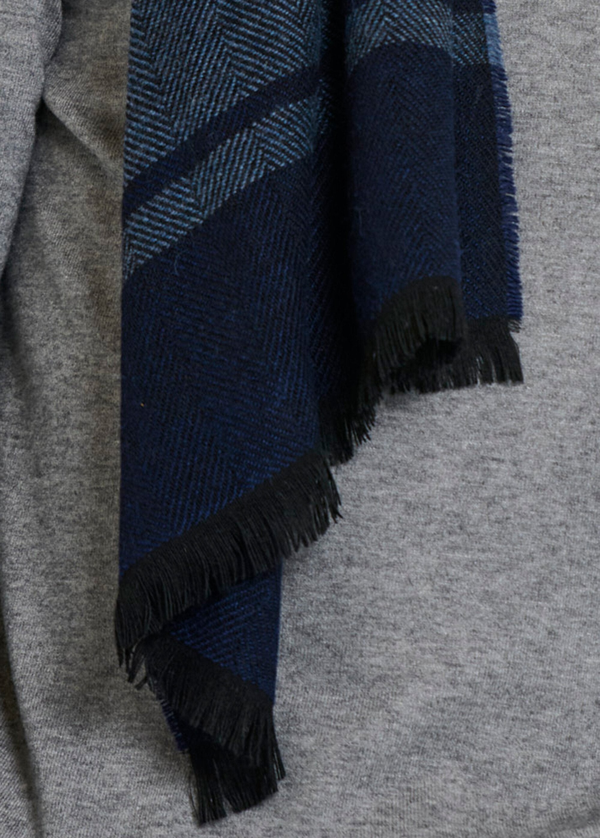 Warm_herringbone_men's_scarf_with_wool_Grey_and_anthracite_blue_DE1_slim