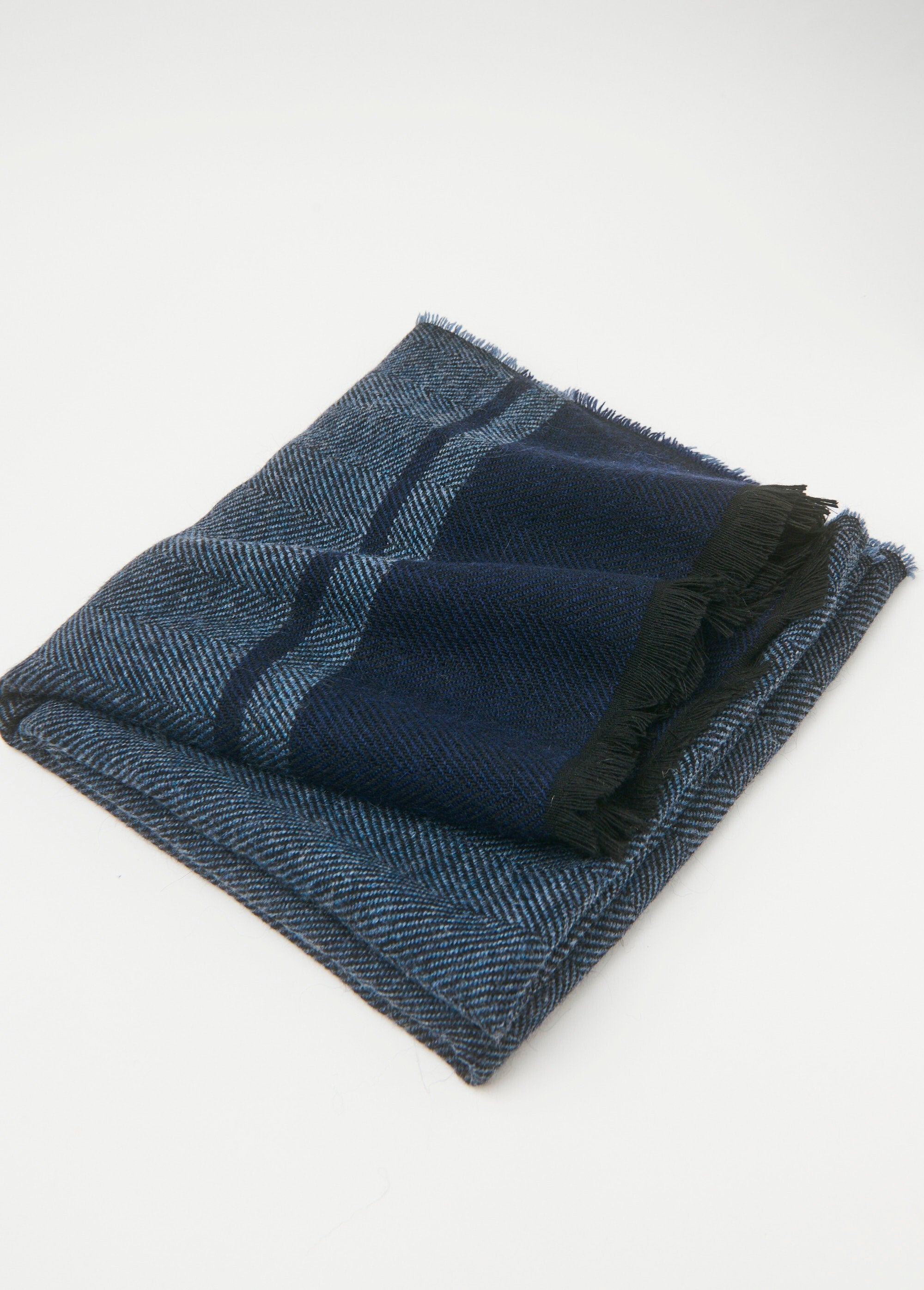 Warm_herringbone_men's_scarf_with_wool_Grey_and_anthracite_blue_DE2_slim