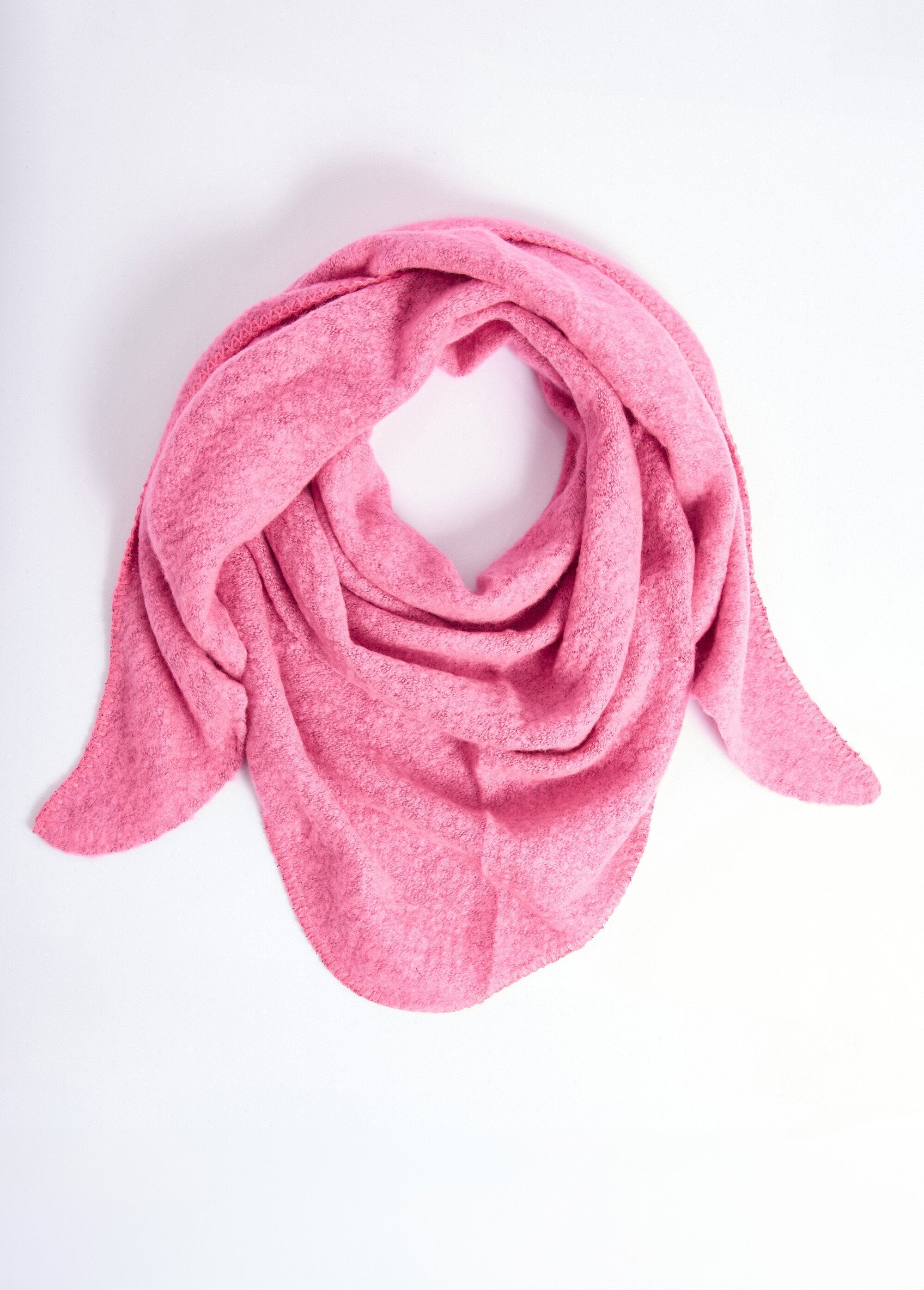 Soft_and_warm_knitted_triangle_scarf_Fuchsia_AP1_slim