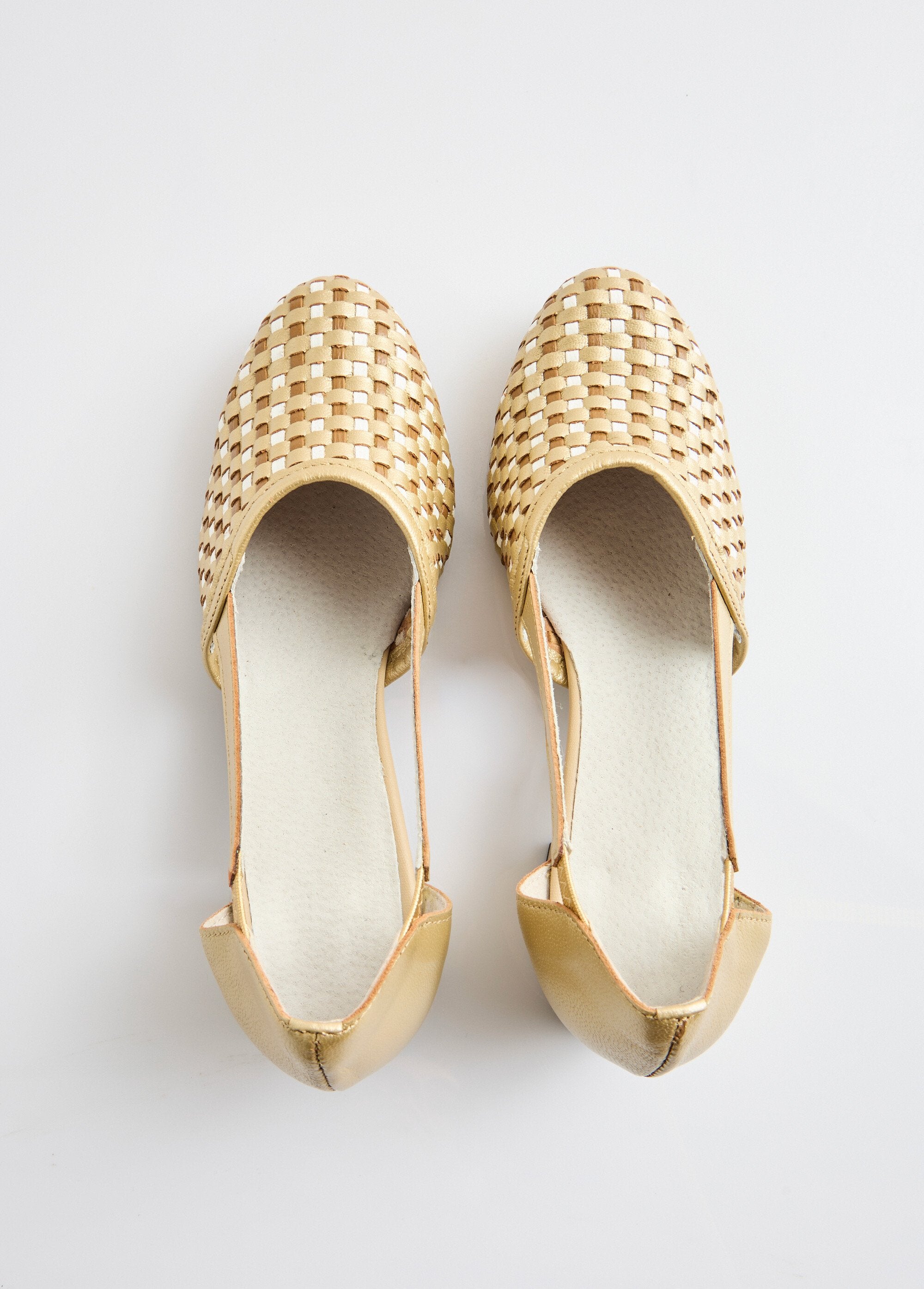 Leather_heeled_pumps_Beige_and_white_OV1_slim