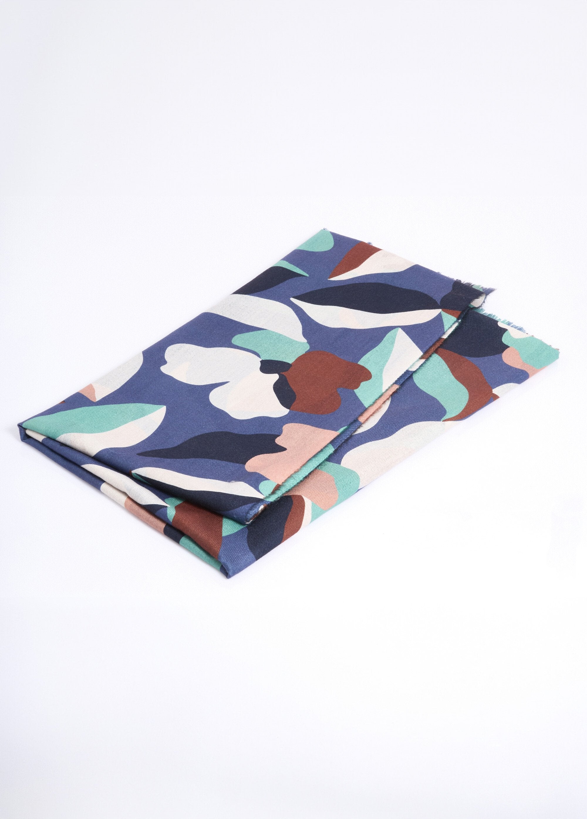 Graphic_floral_print_scarf_Blue_DE1_slim