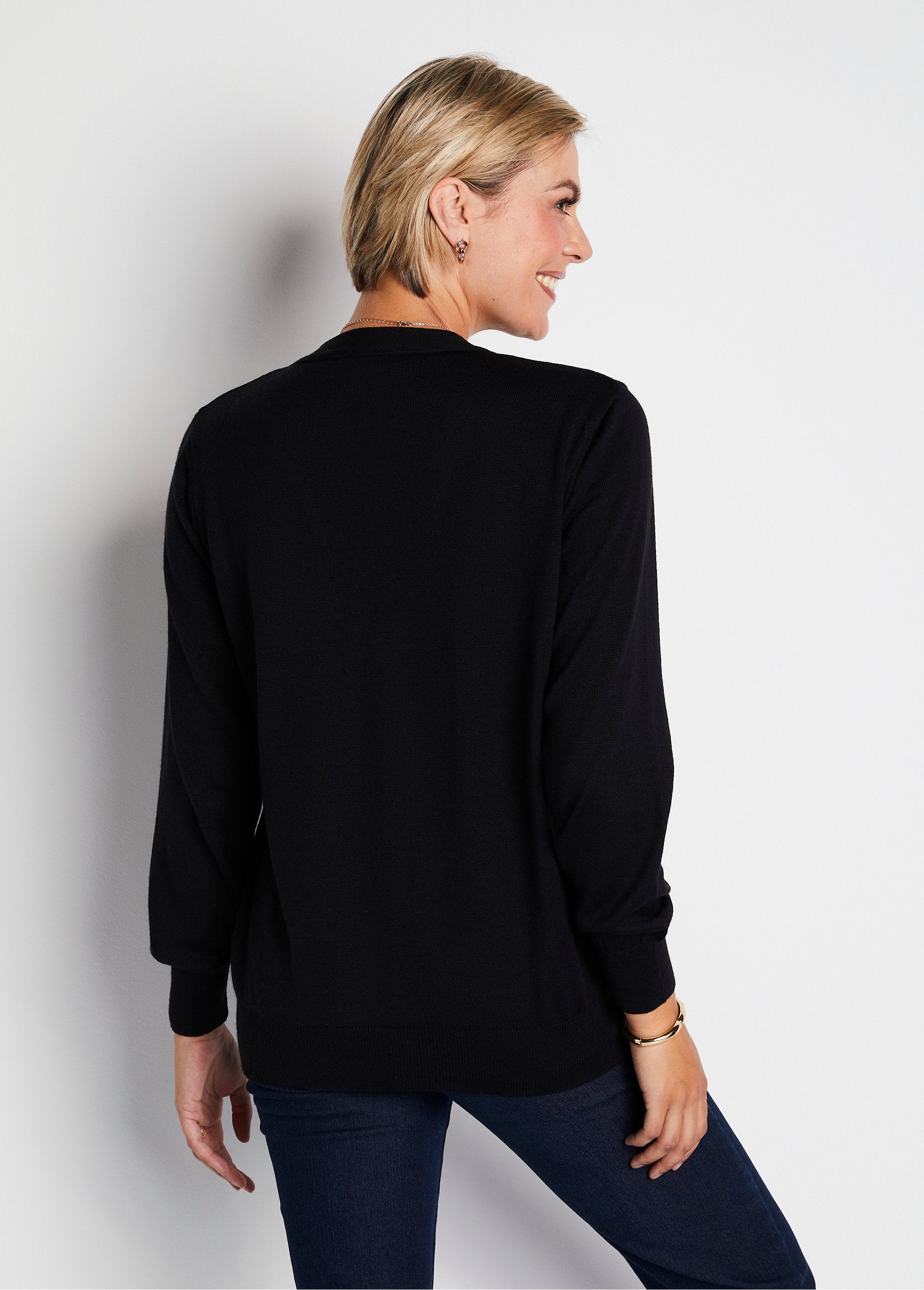 Buttoned_V-neck_cardigan_with_merino_wool_Black_DO1_slim