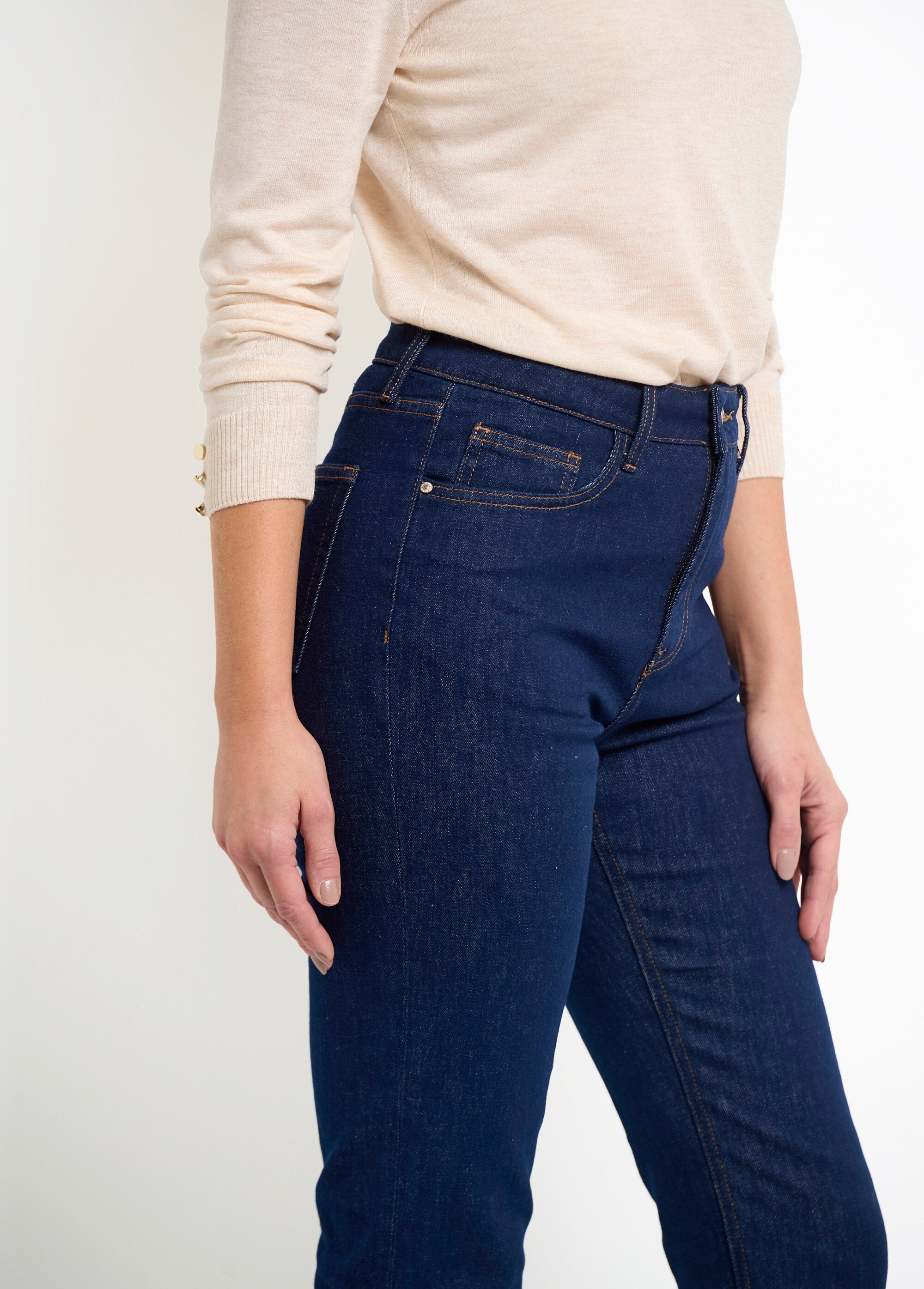 Straight_5-pocket_jeans_with_frayed_bottom_Raw_DE1_slim