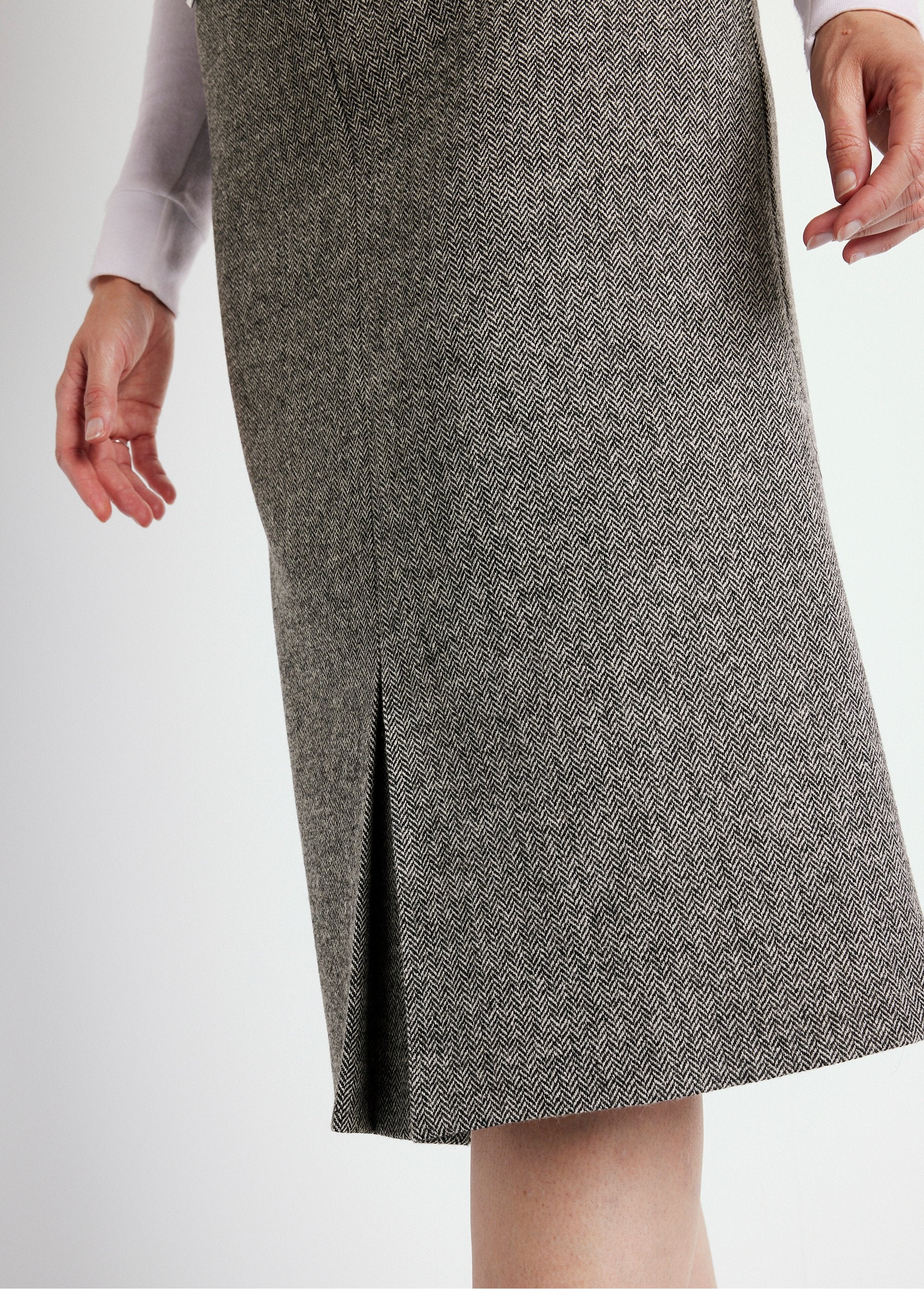 Herringbone_or_heather_skirt_length_70_cm_with_wool_Gray_chevrons_DE3_slim